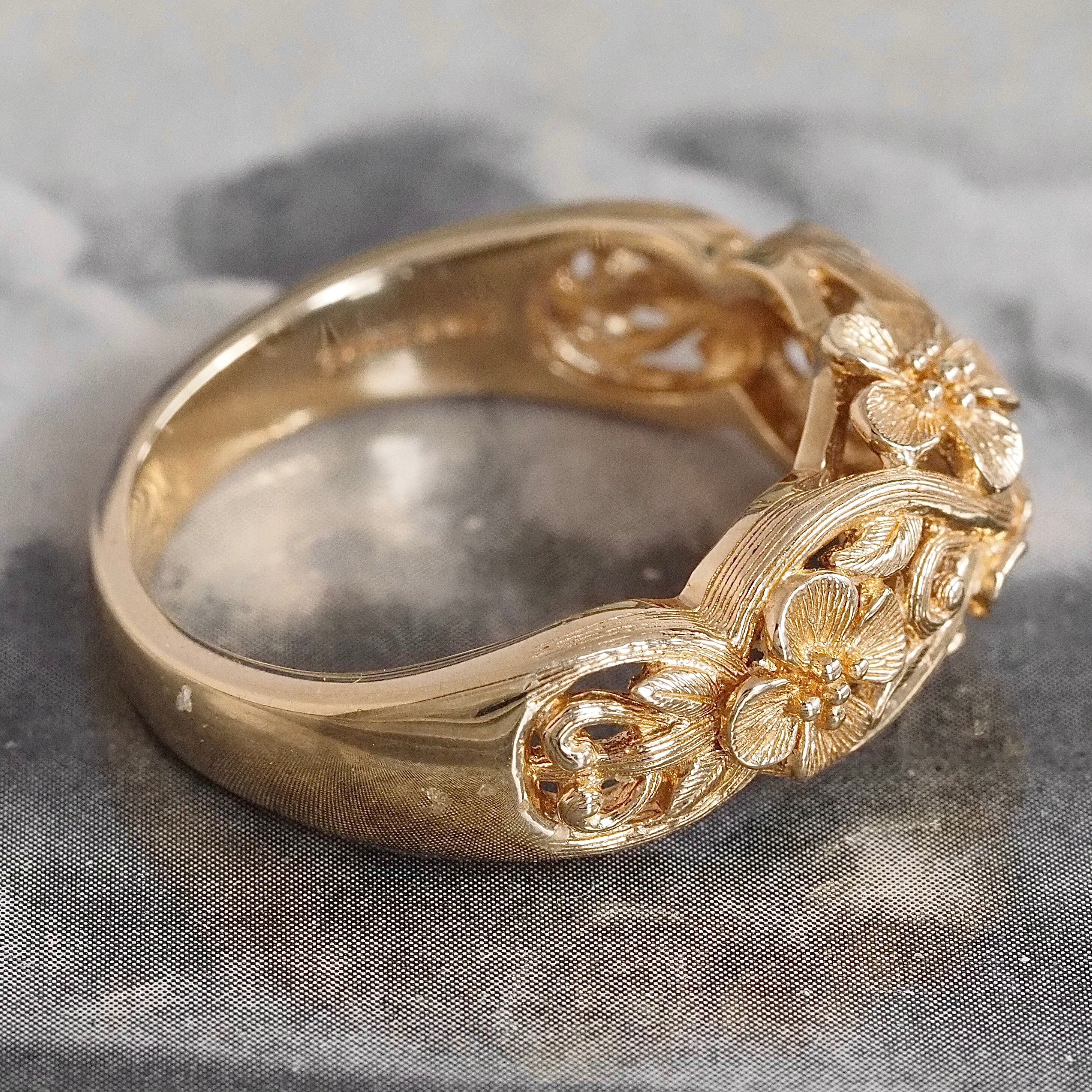 Vintage Floral Dome 14k Gold Band