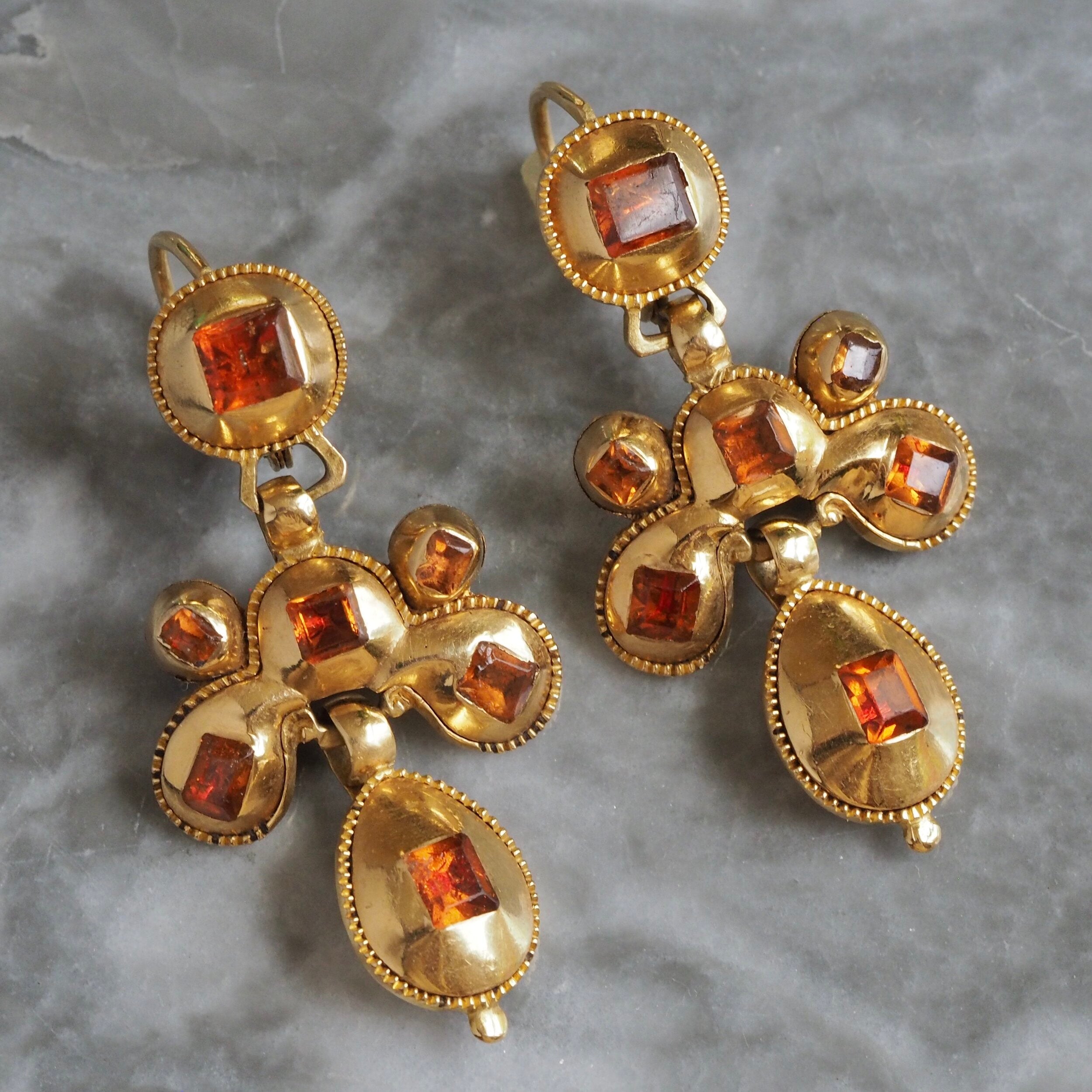 18th Century Catalan Iberian Pendeloque Earrings in 18k Gold with Hessonite Garnets