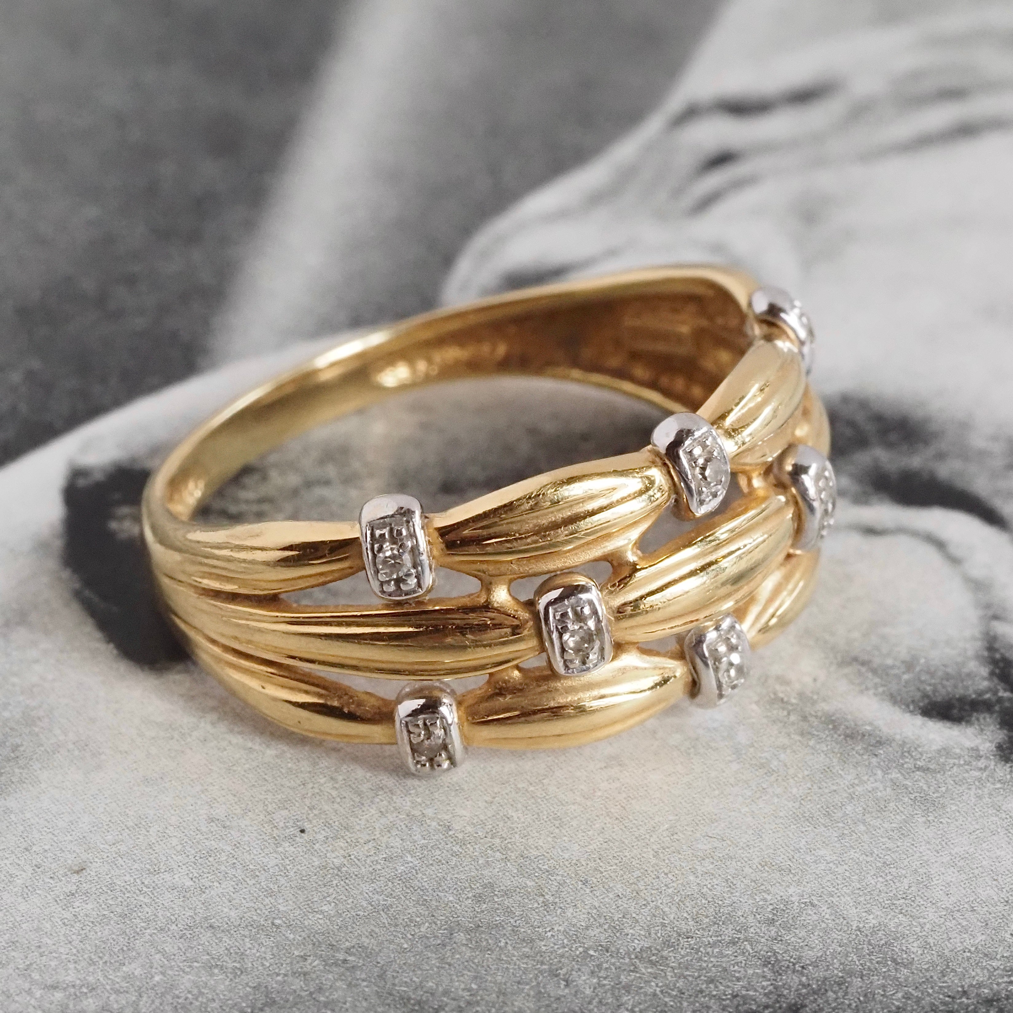 Vintage Reeded Diamond 18k Gold Tapered Band