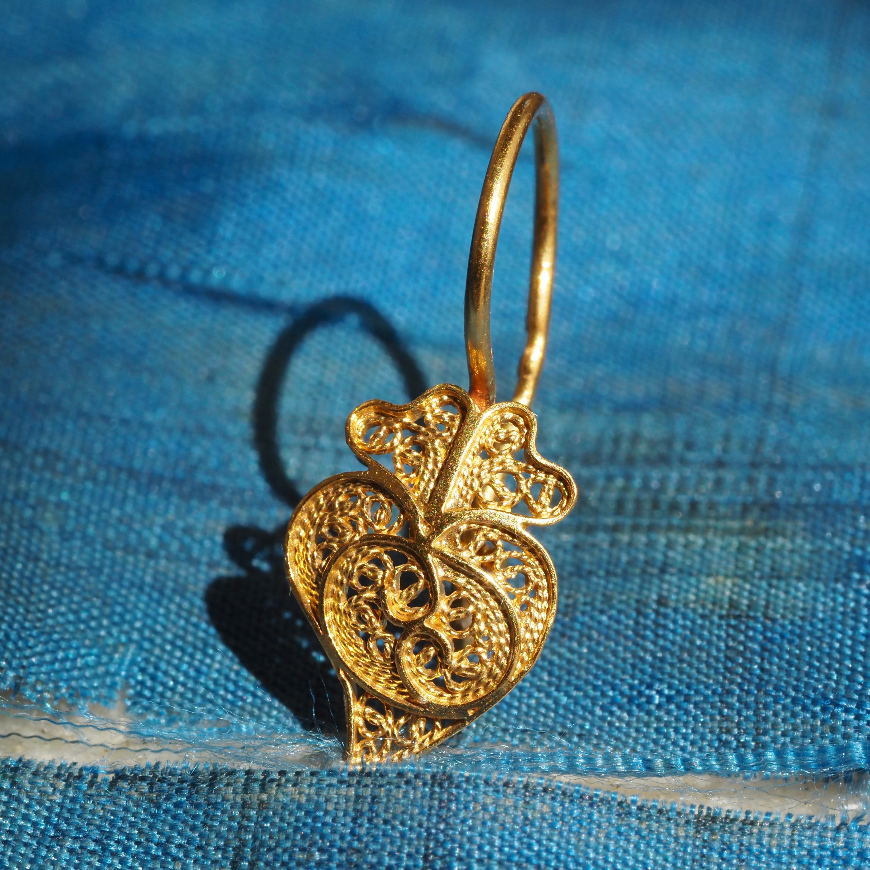 Vintage Portuguese 19k Gold Filigree Heart of Viana Earrings