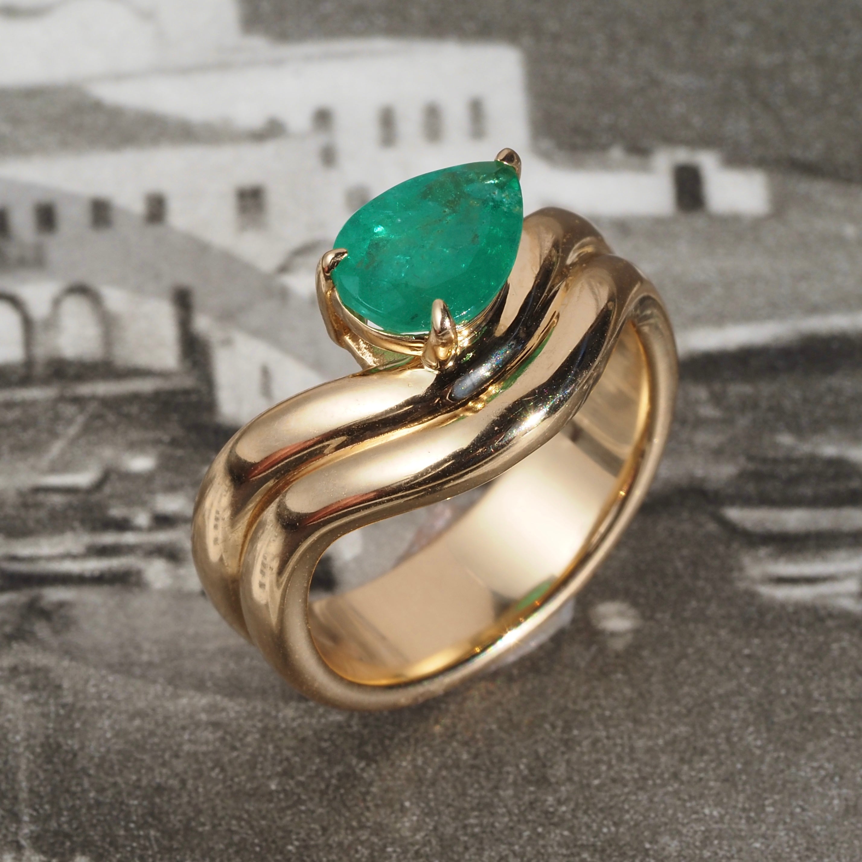 Vintage Modernist Style Pear Cut Emerald 14k Gold Double Wave Ring