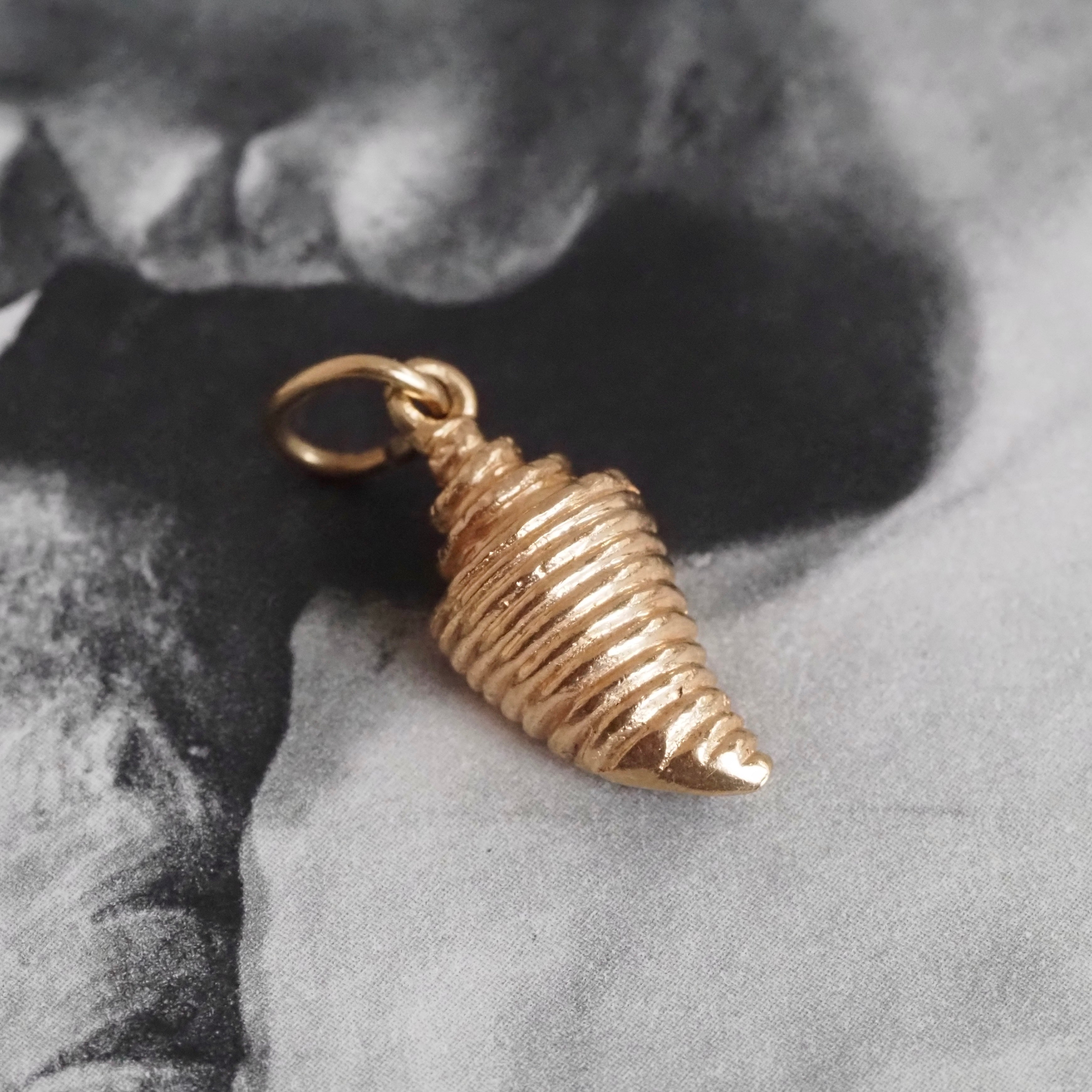 Vintage 14k Gold Shell Charm