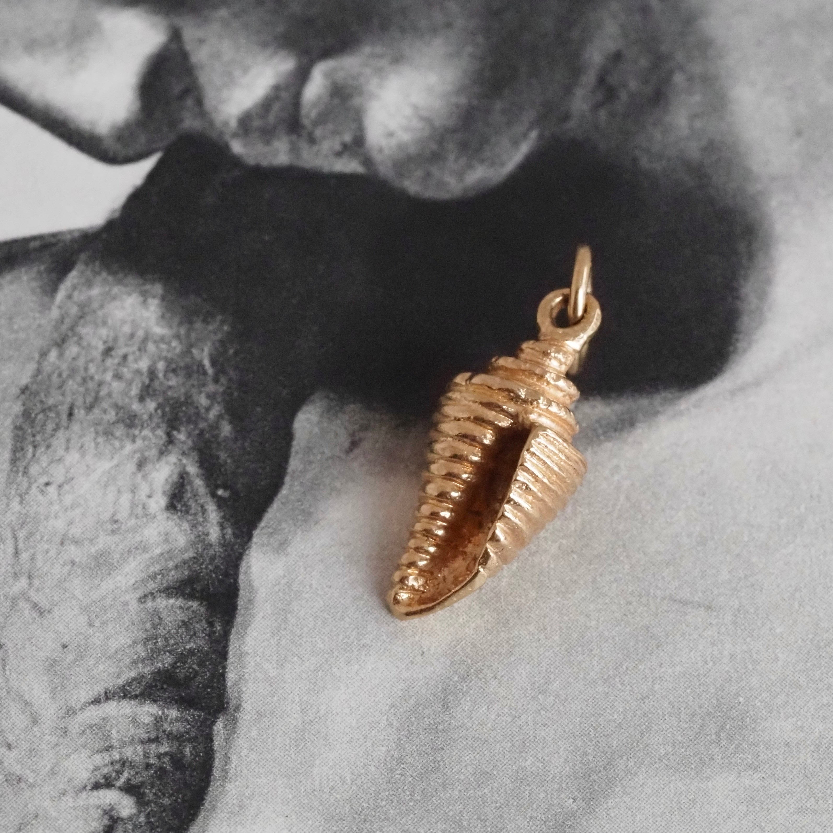 Vintage 14k Gold Shell Charm