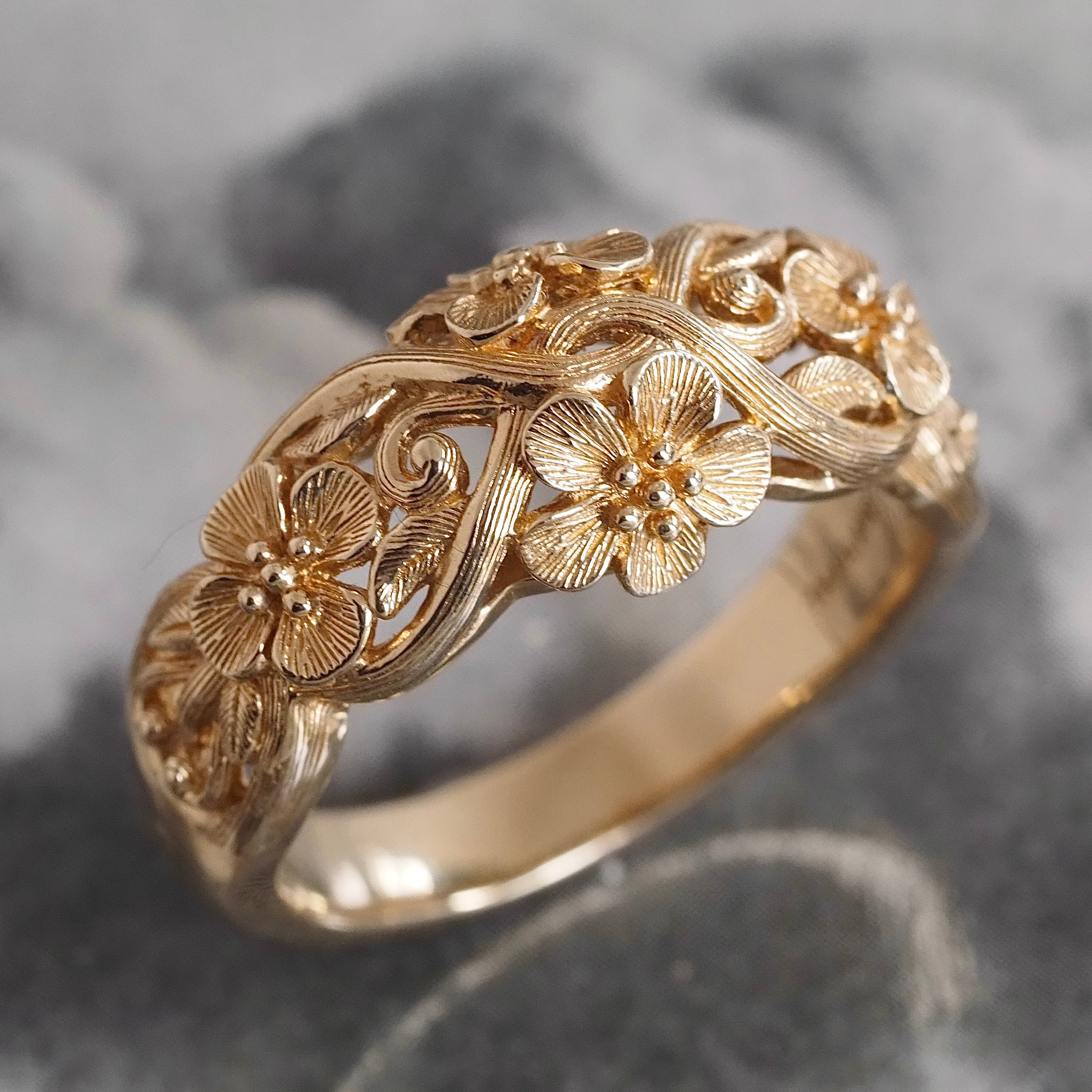 Vintage Floral Dome 14k Gold Band