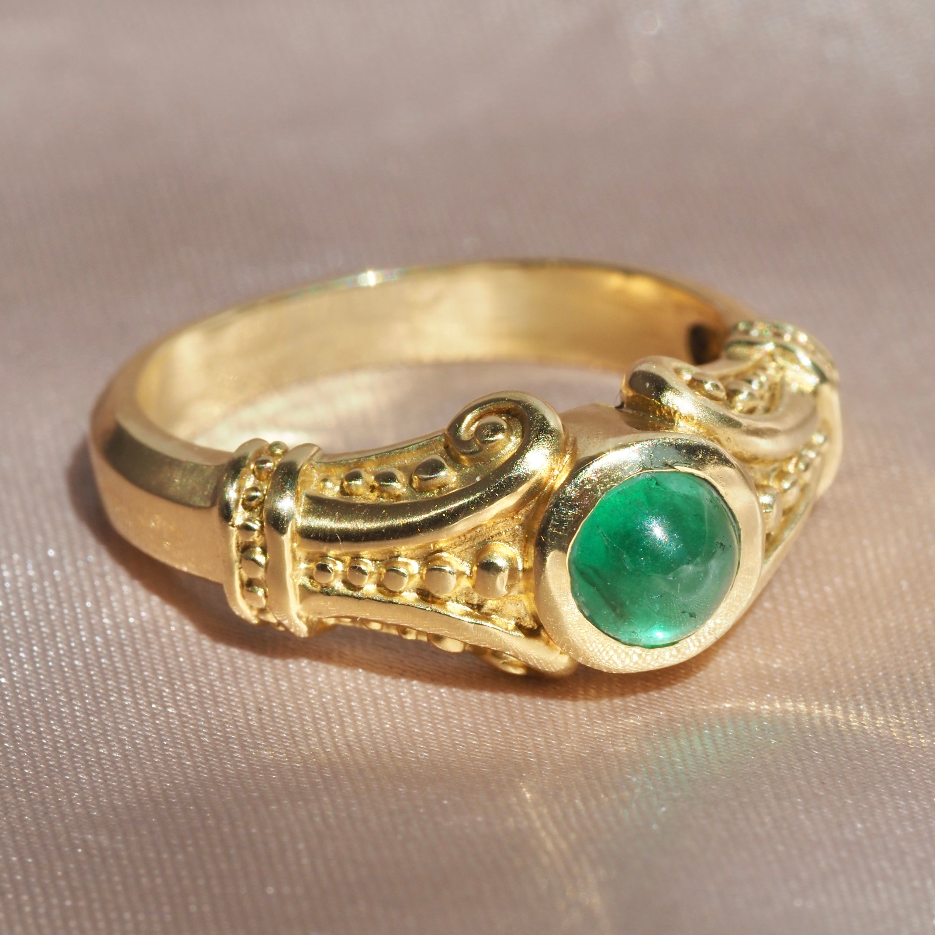 Vintage Etruscan Revival 18k Gold Cabochon Emerald Ring