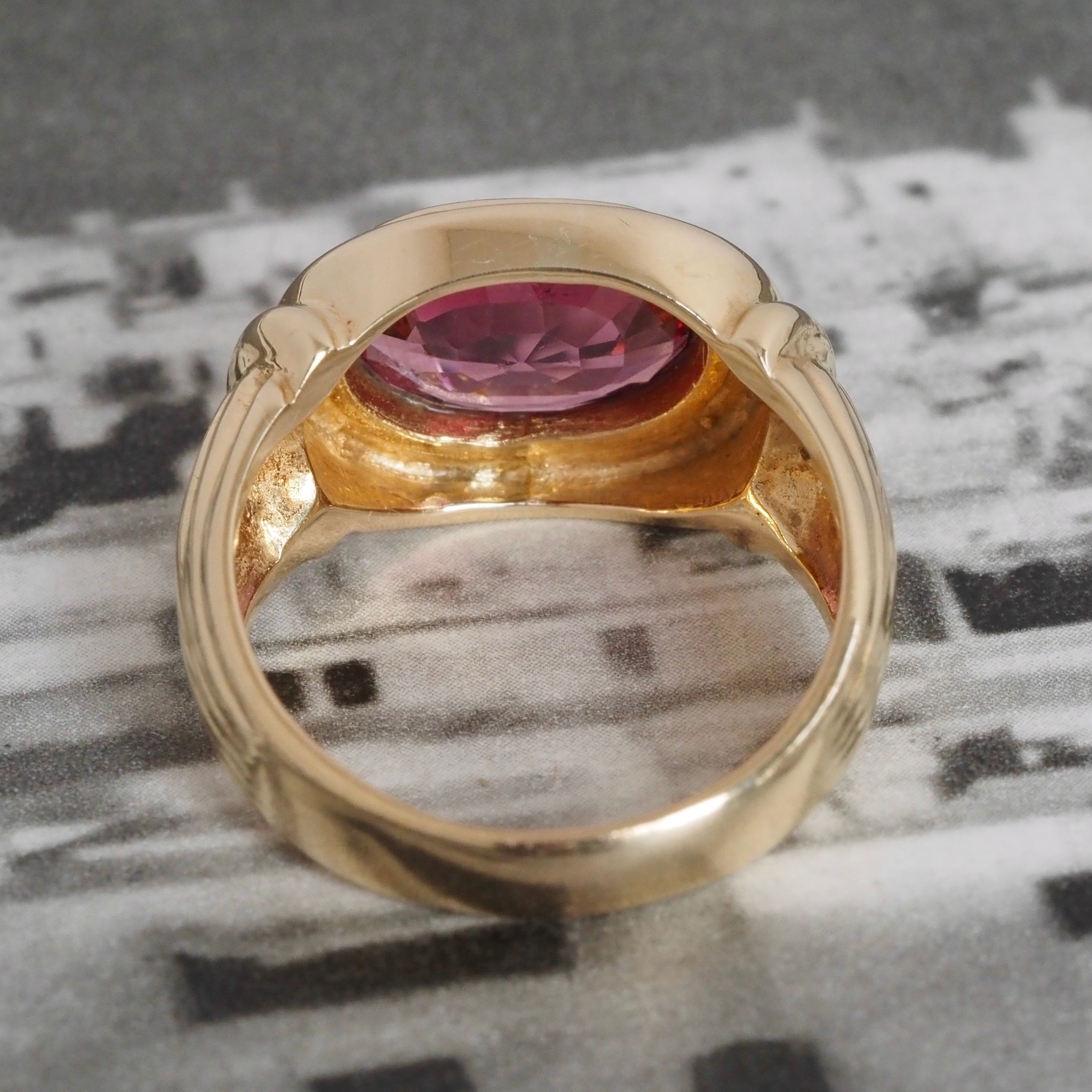 Vintage Neo-Classical Rhodolite Garnet 18k Gold Ring