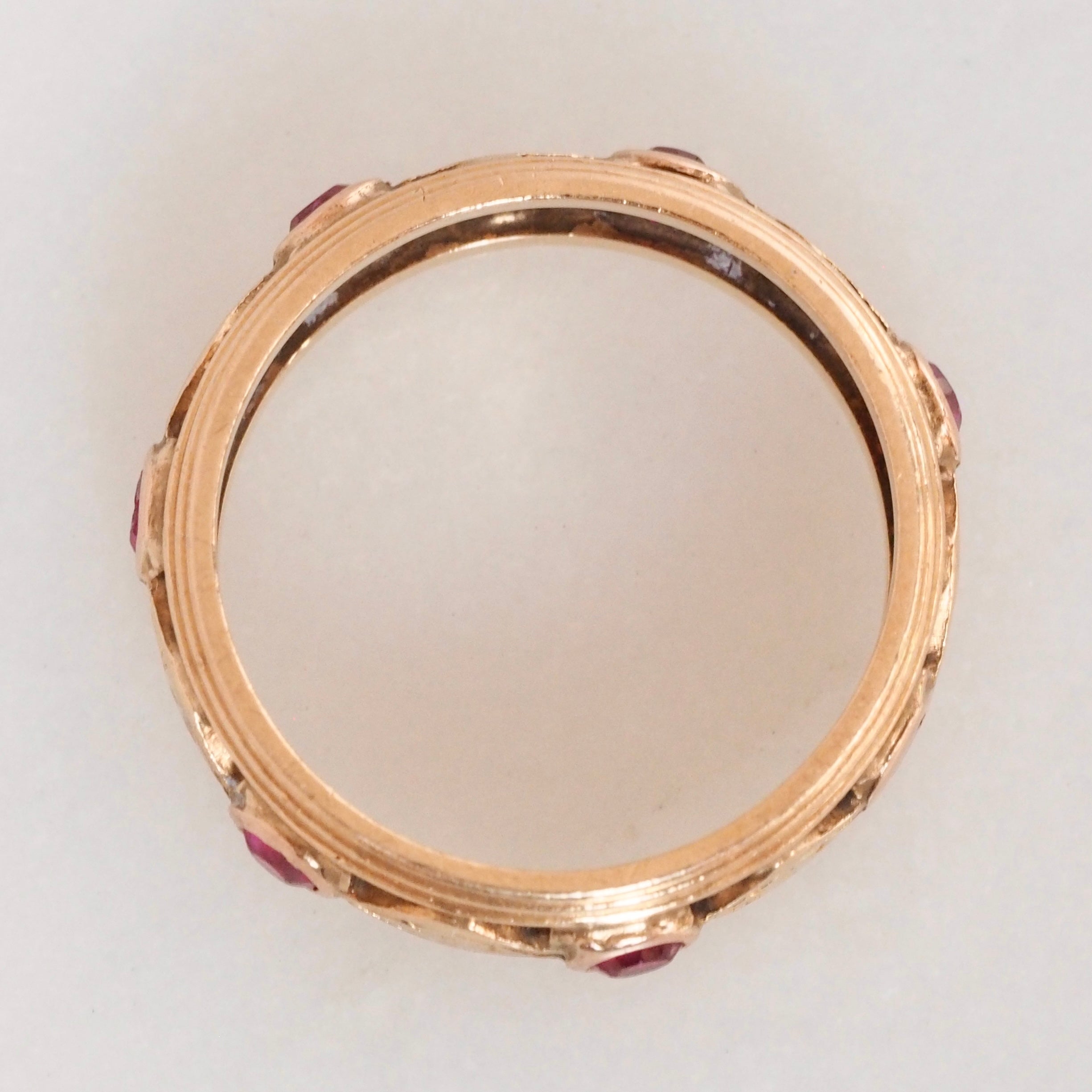 Antique 14k Gold Ruby Engraved Kite Cutout Band