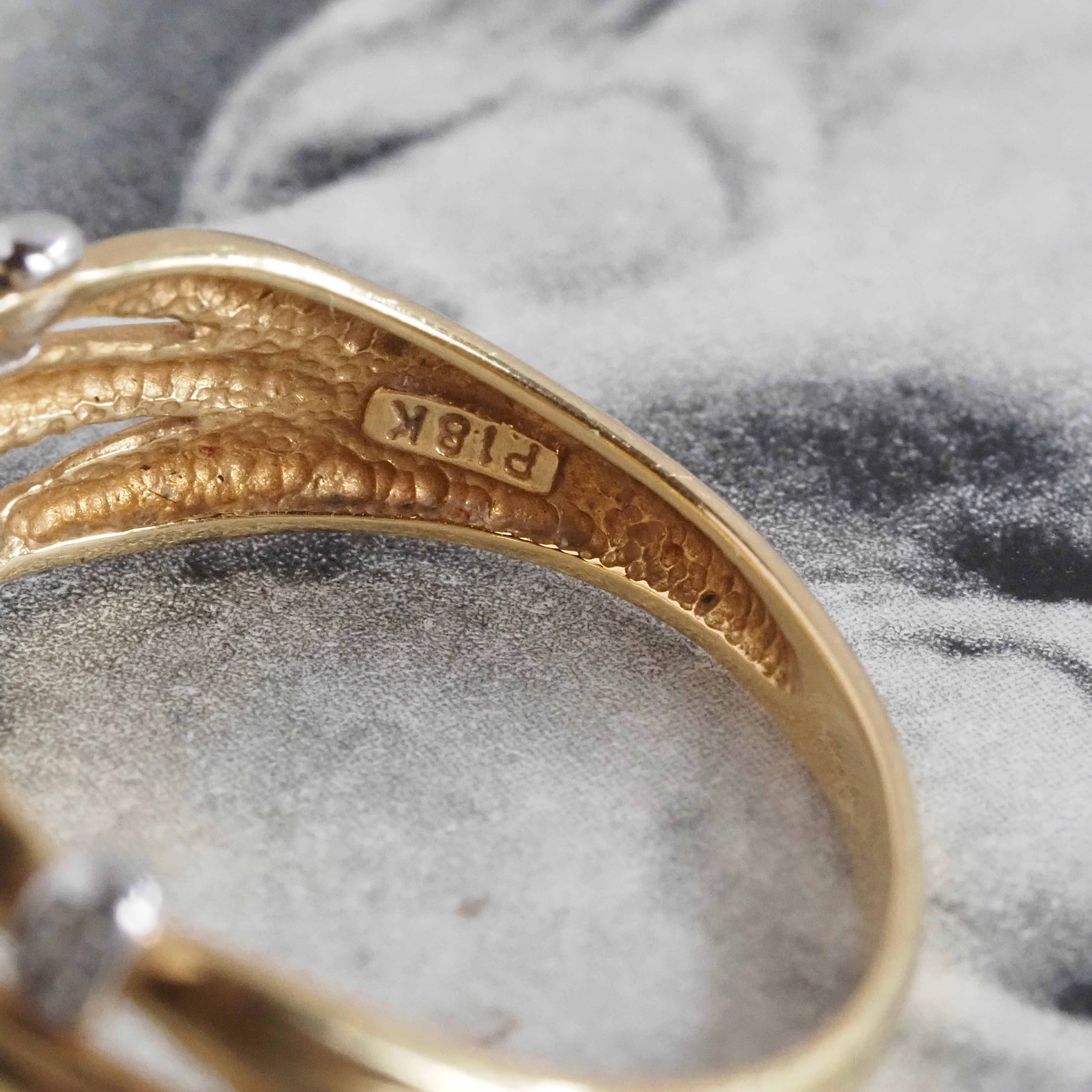 Vintage Reeded Diamond 18k Gold Tapered Band