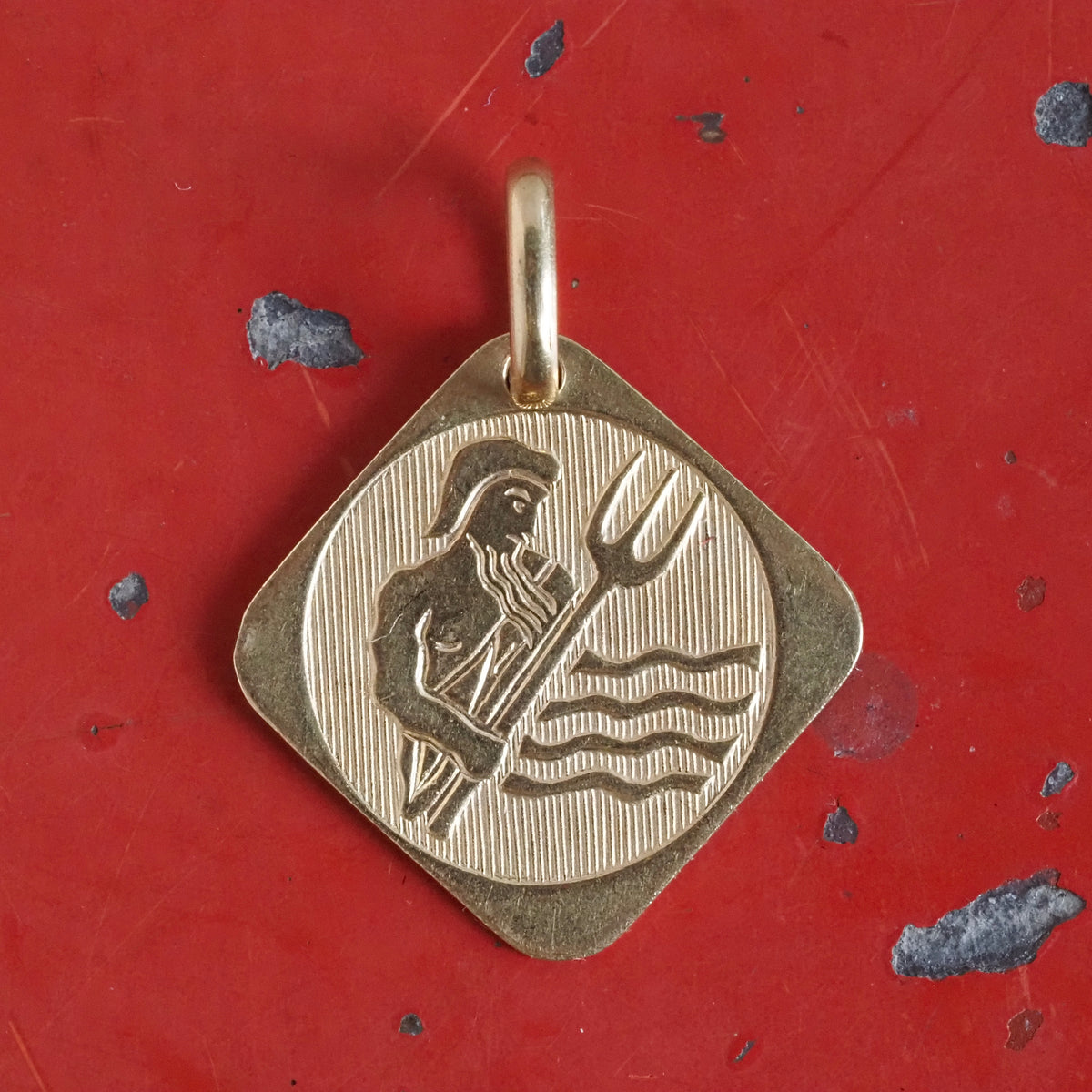 Vintage Aquarius 18k Gold Pendant