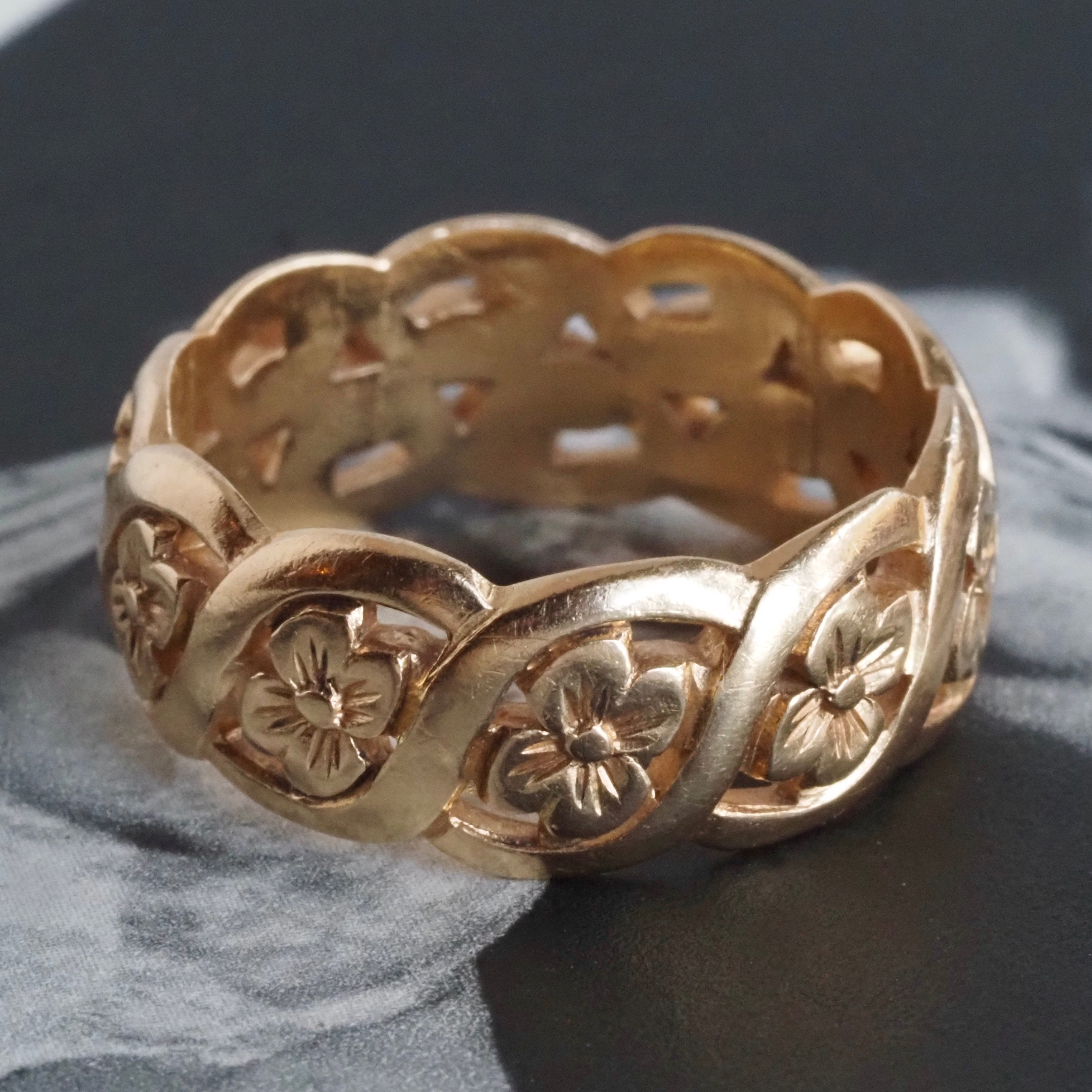 Vintage Art Carved Floral 14k Gold Band
