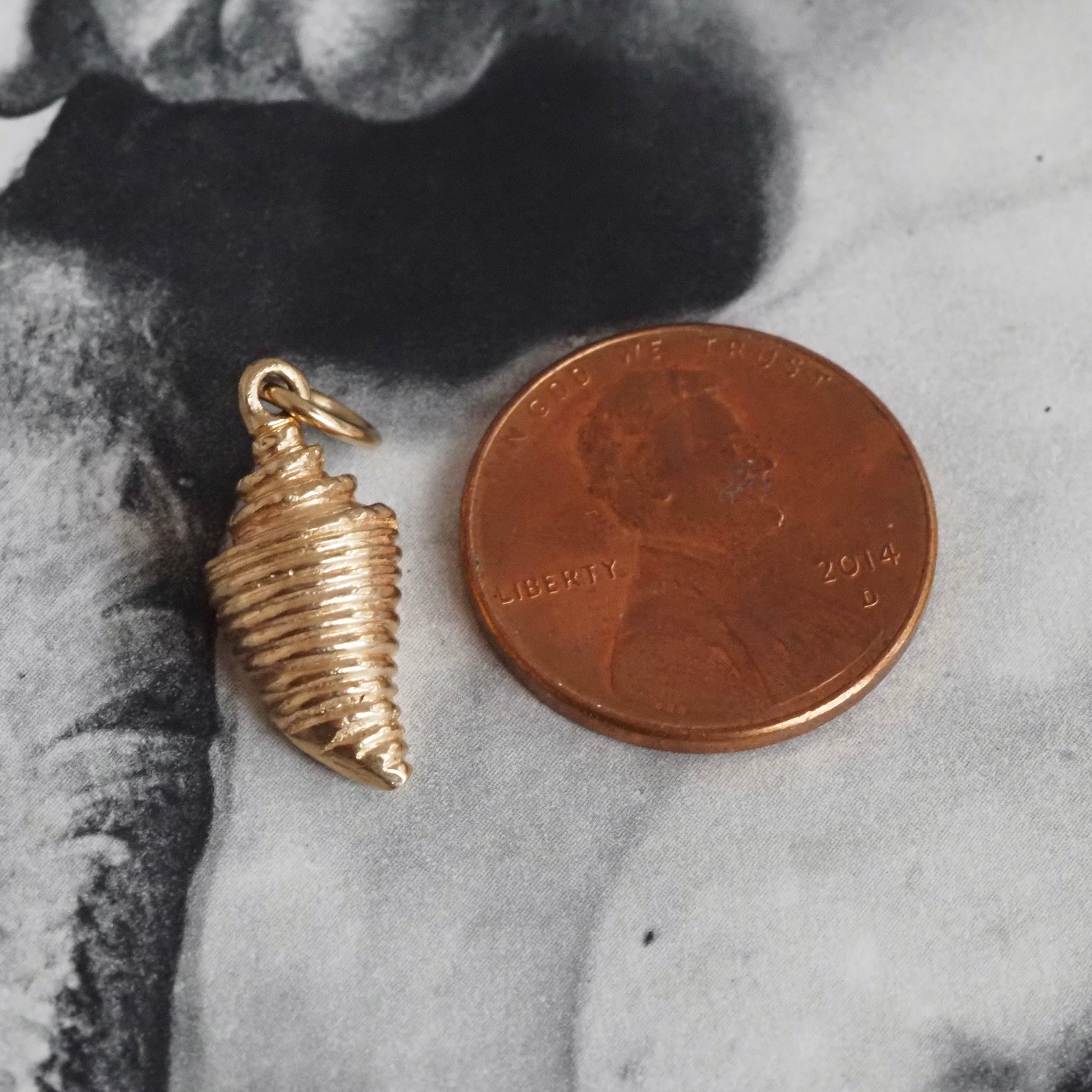Vintage 14k Gold Shell Charm