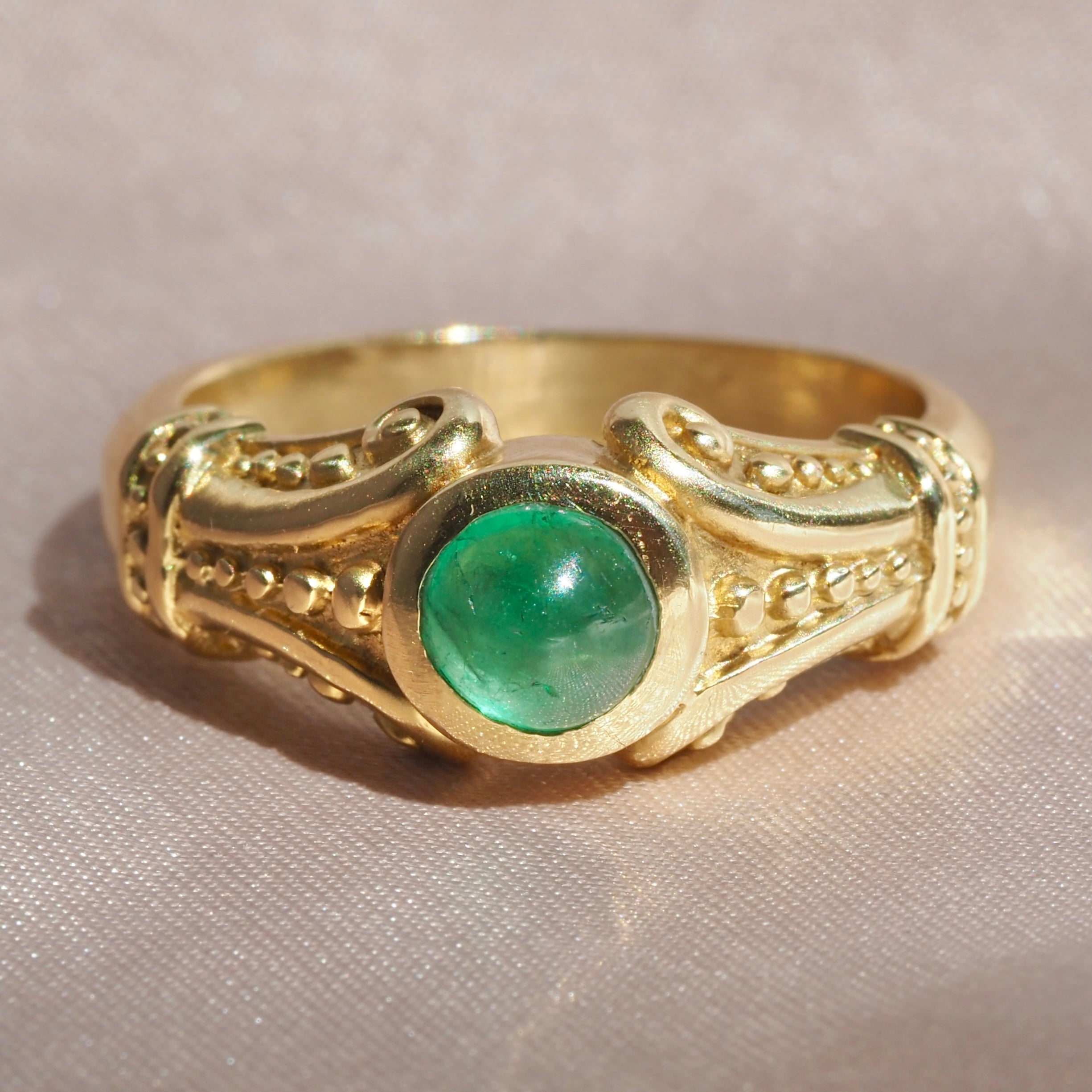 Vintage Etruscan Revival 18k Gold Cabochon Emerald Ring