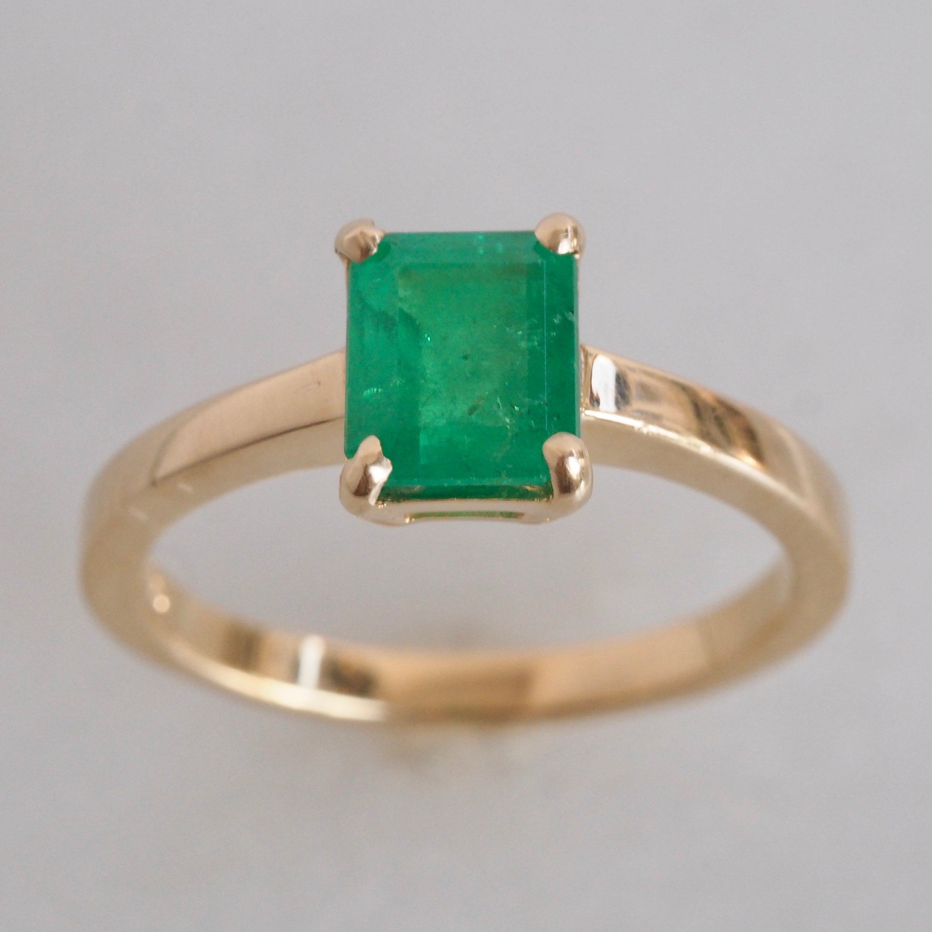 Vintage 18k Gold Colombian Emerald Solitaire Ring