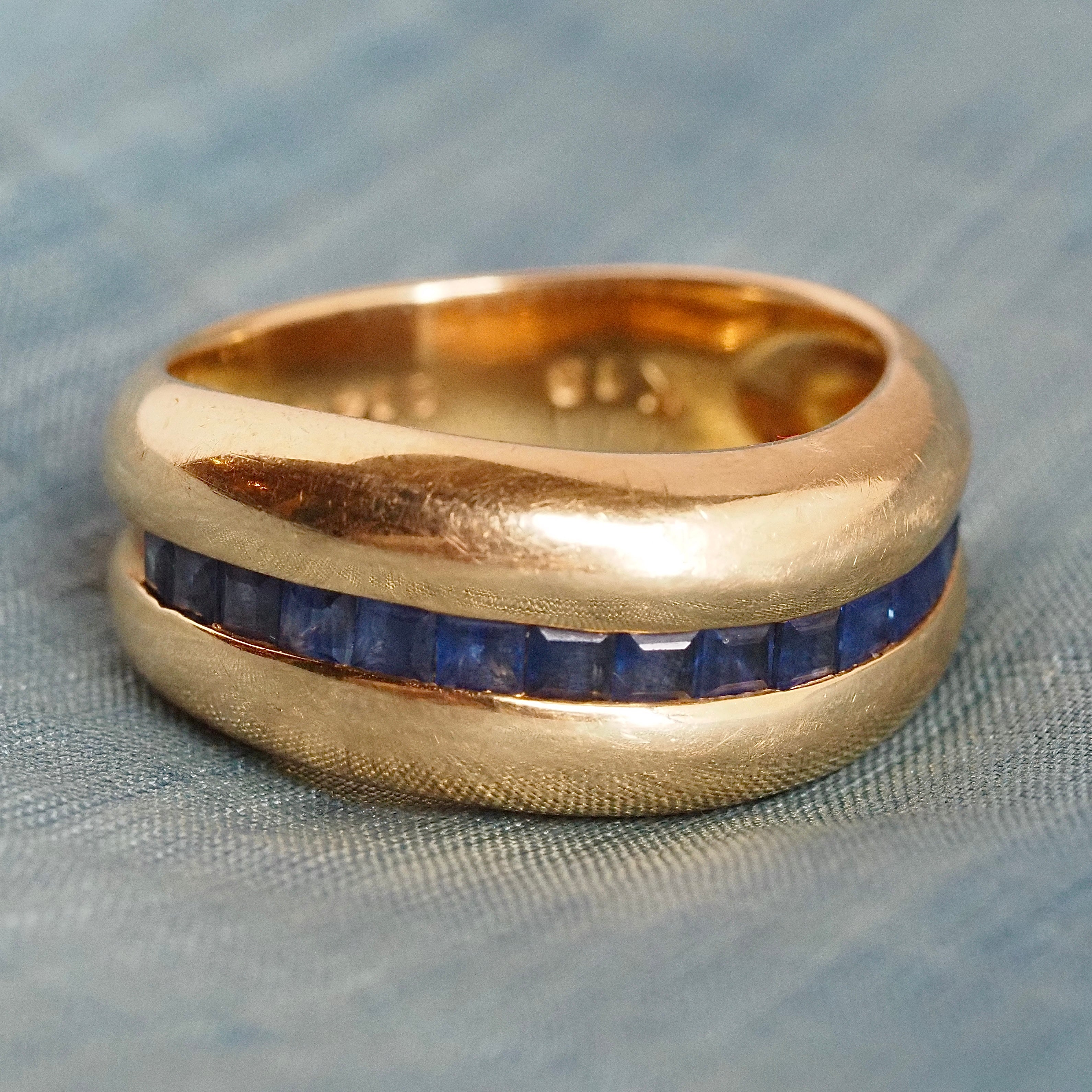 Vintage 18k Gold Sapphire Channel Set Curved Ring