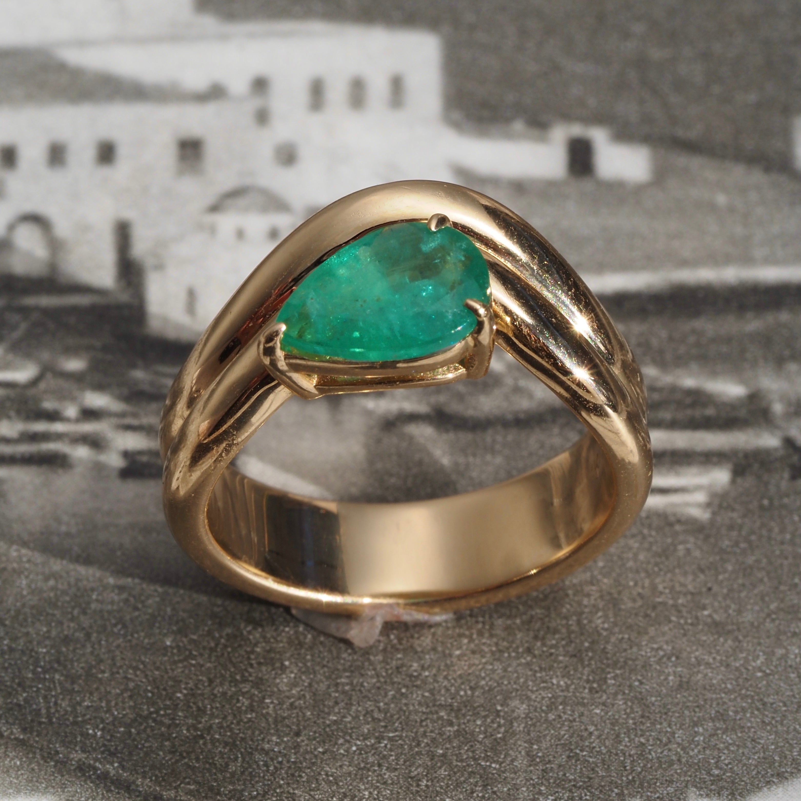 Vintage Modernist Style Pear Cut Emerald 14k Gold Double Wave Ring