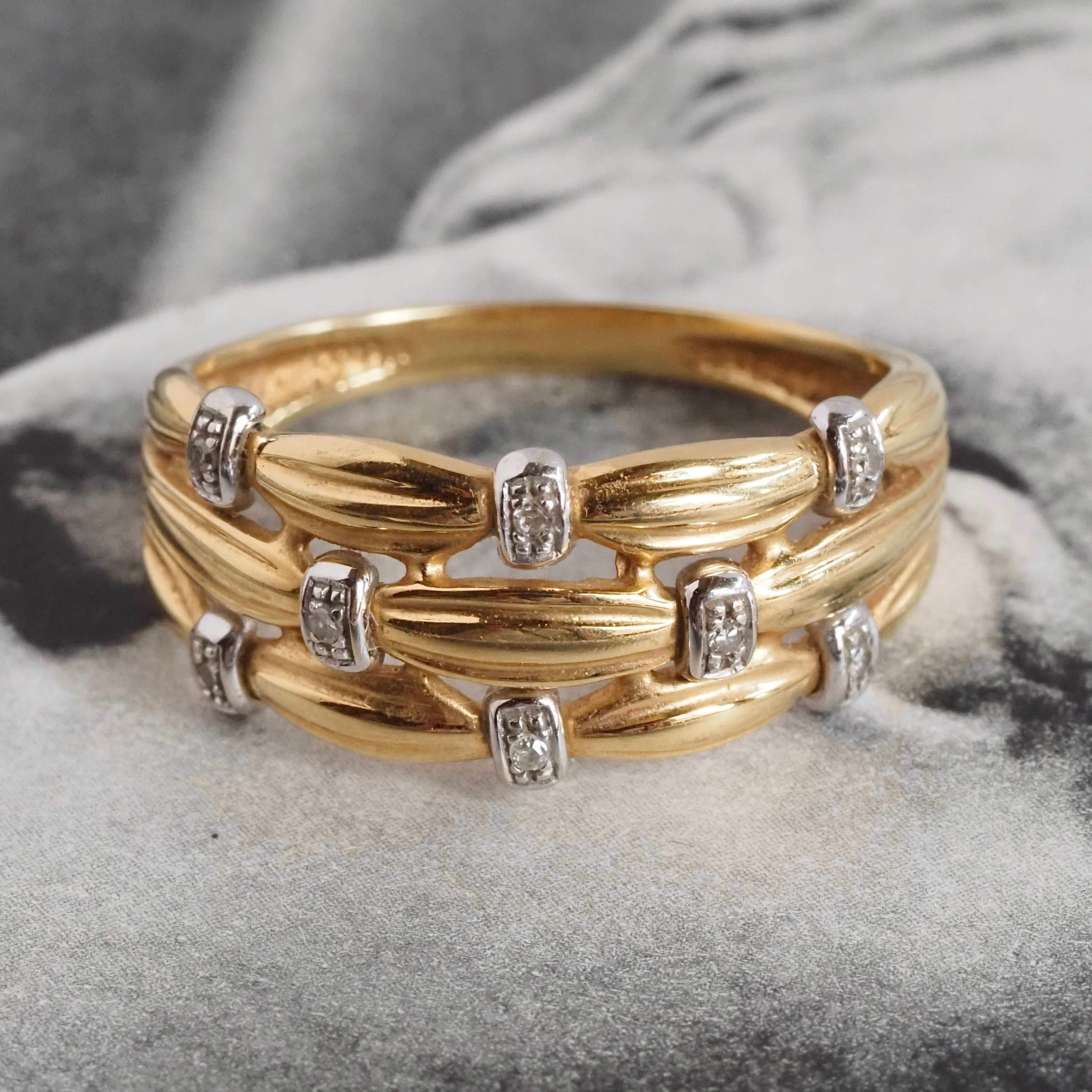 Vintage Reeded Diamond 18k Gold Tapered Band