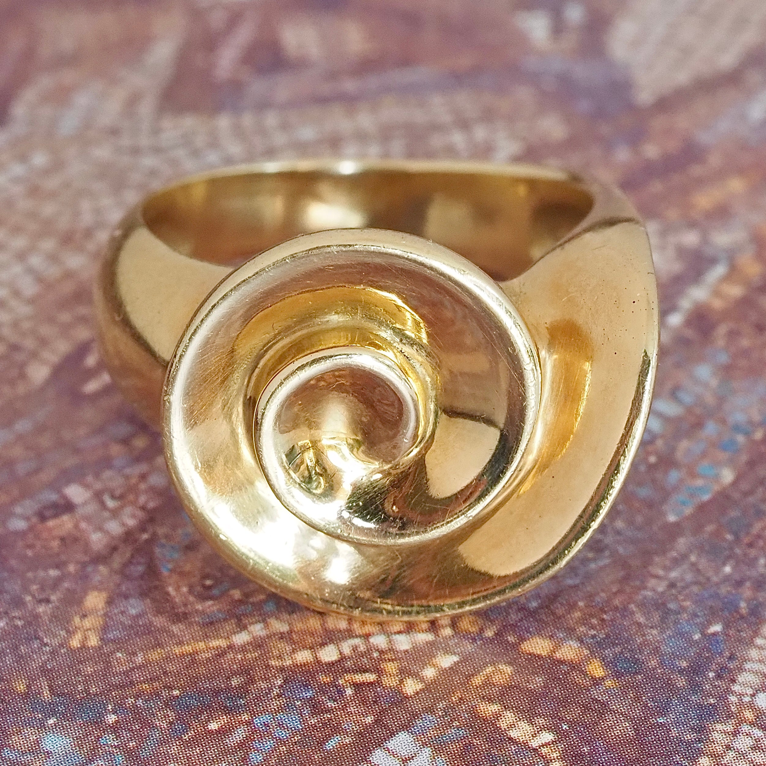 Vintage 18k Gold Nautilus Ring