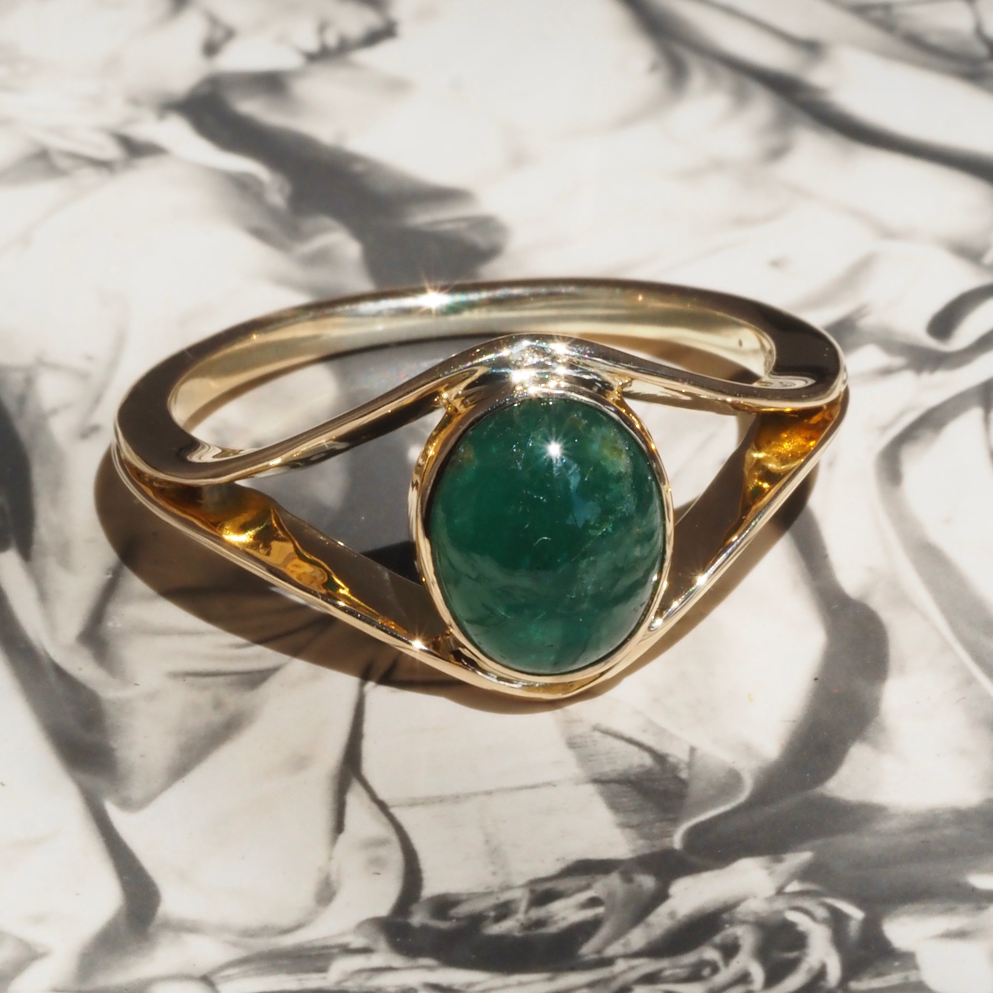 Vintage Modernist Emerald Cabochon 18k Gold Ring