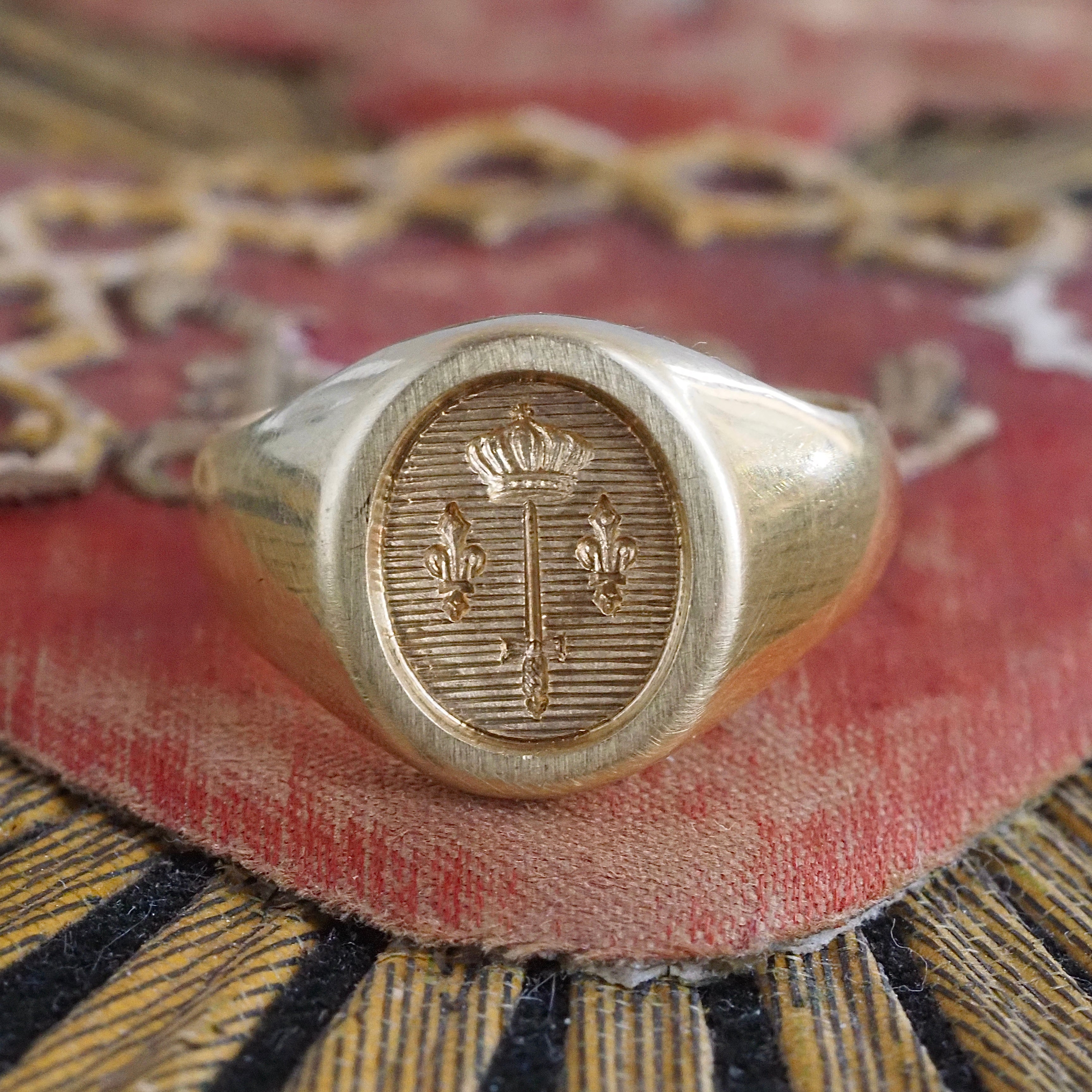 Vintage French Joan of Arc Coat of Arms Hand-Engraved 18k Gold Signet Ring