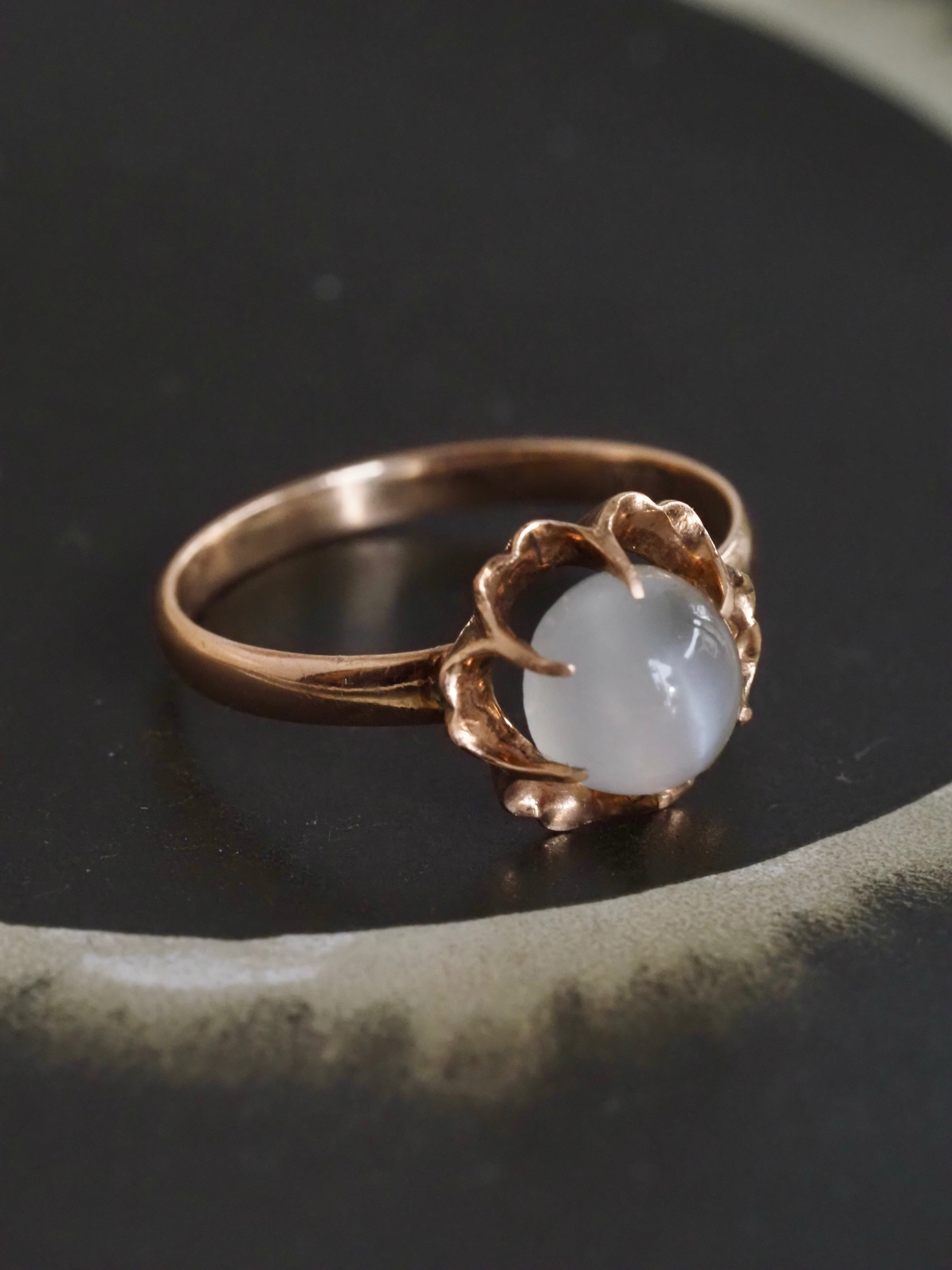 Vintage 14k Gold Flower Moonstone Cabochon Ring