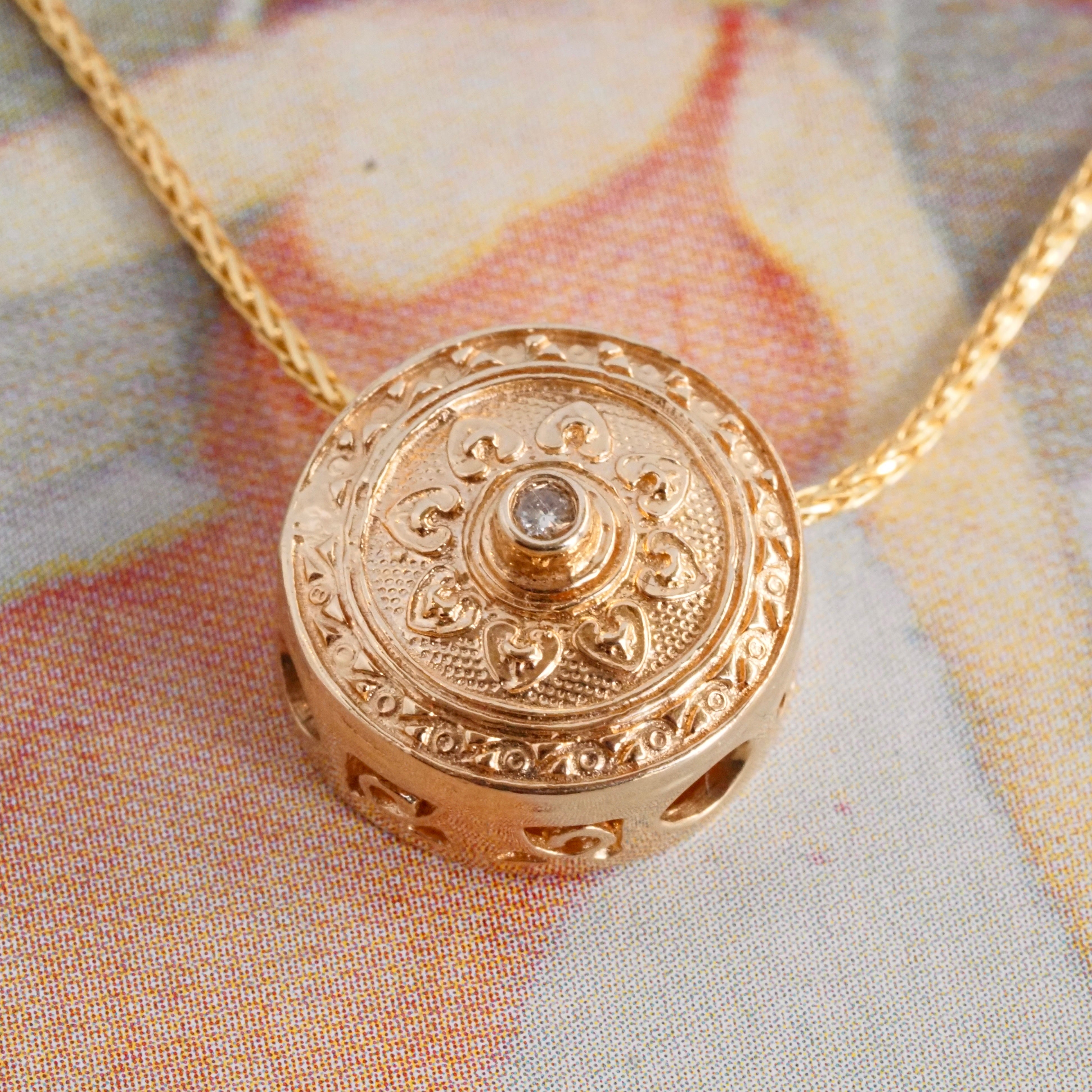 Vintage 14k Gold Diamond Circular Pendant Necklace