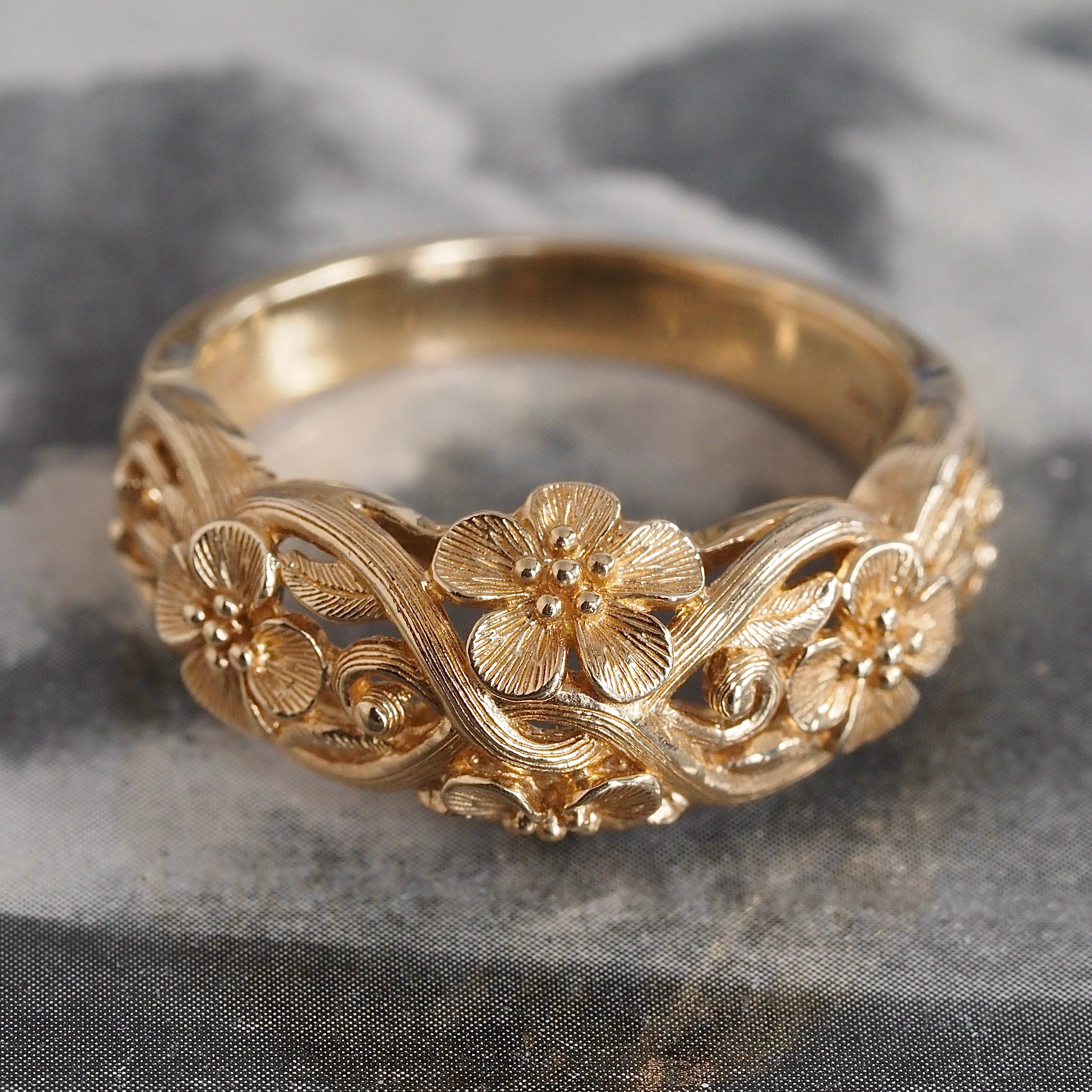 Vintage Floral Dome 14k Gold Band