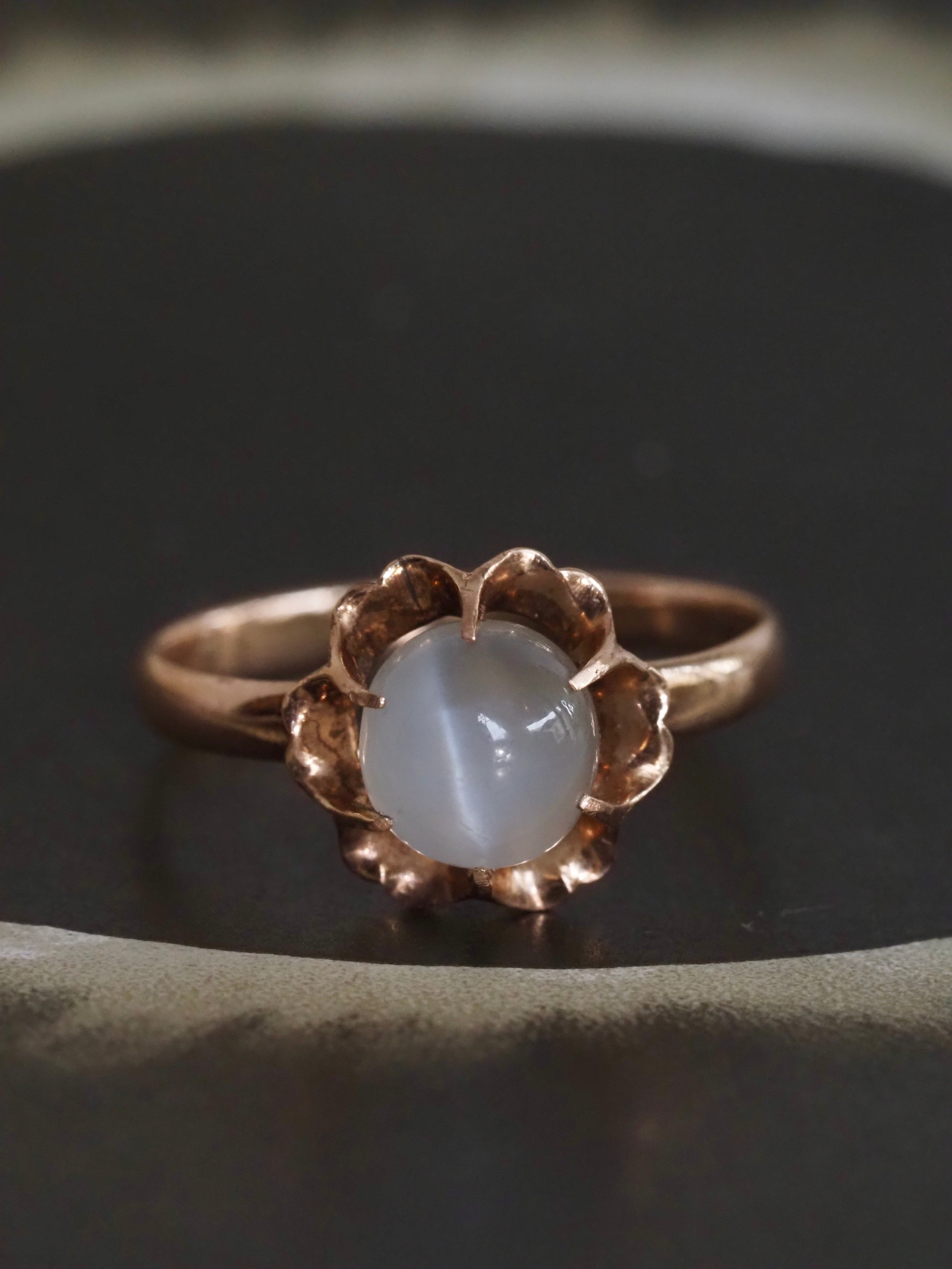 Vintage 14k Gold Flower Moonstone Cabochon Ring