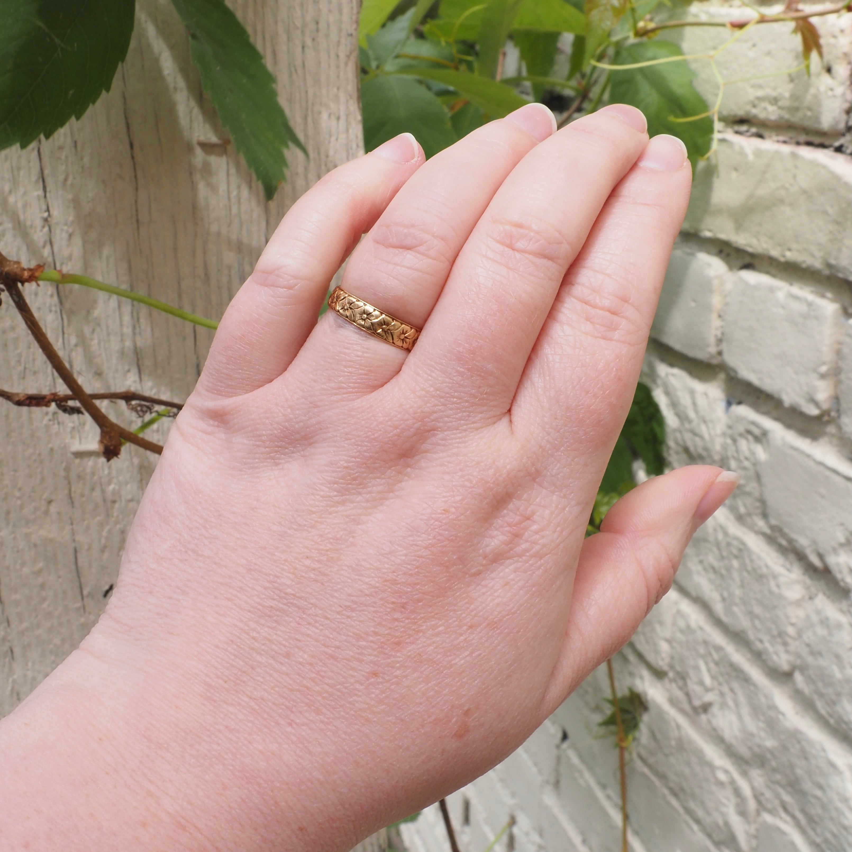 Antique Glasgow c. 1908 18k Gold Engraved Pansy Band