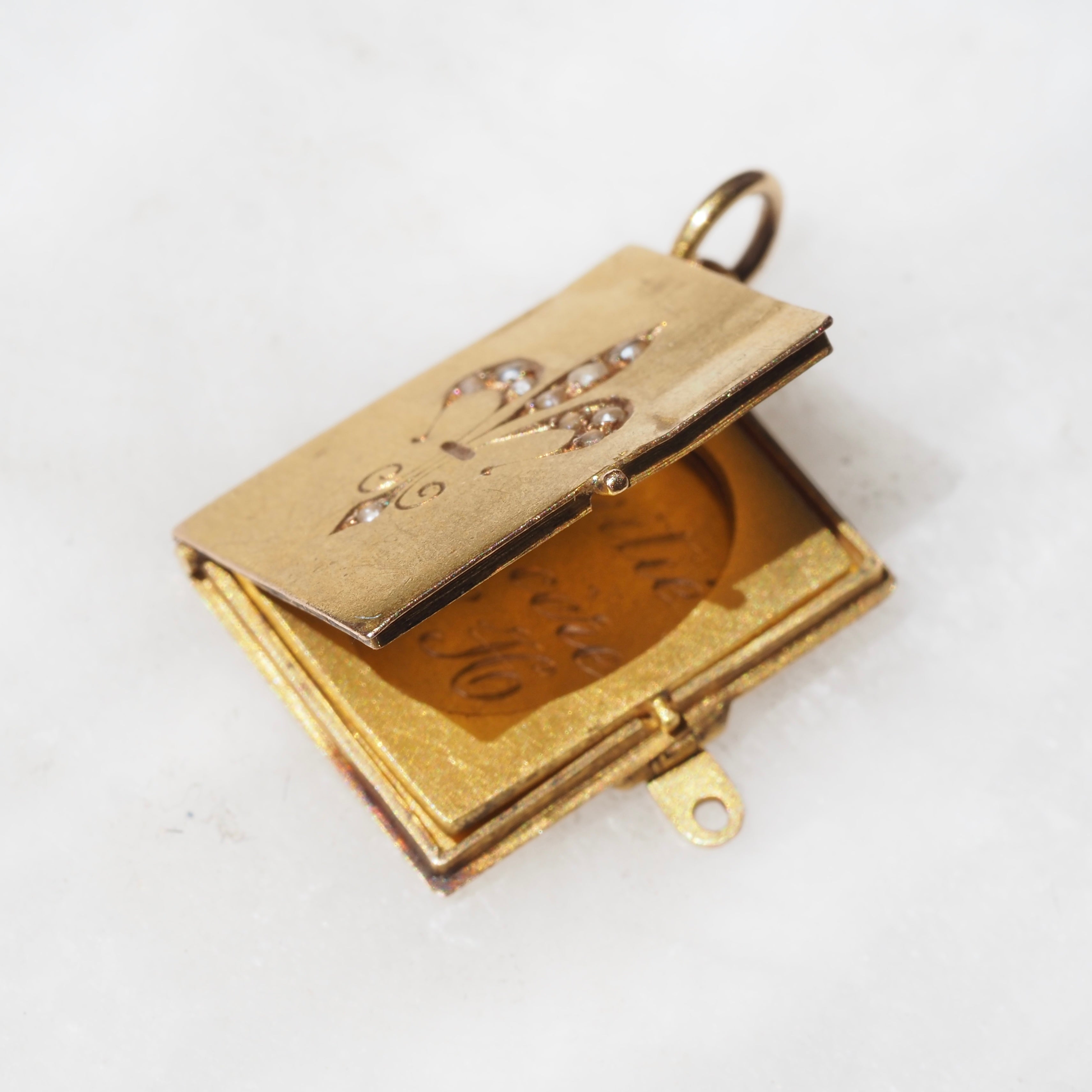 Antique French Bloomed 18k Gold Fleur de Lis "Amitie Sincere" Book Locket