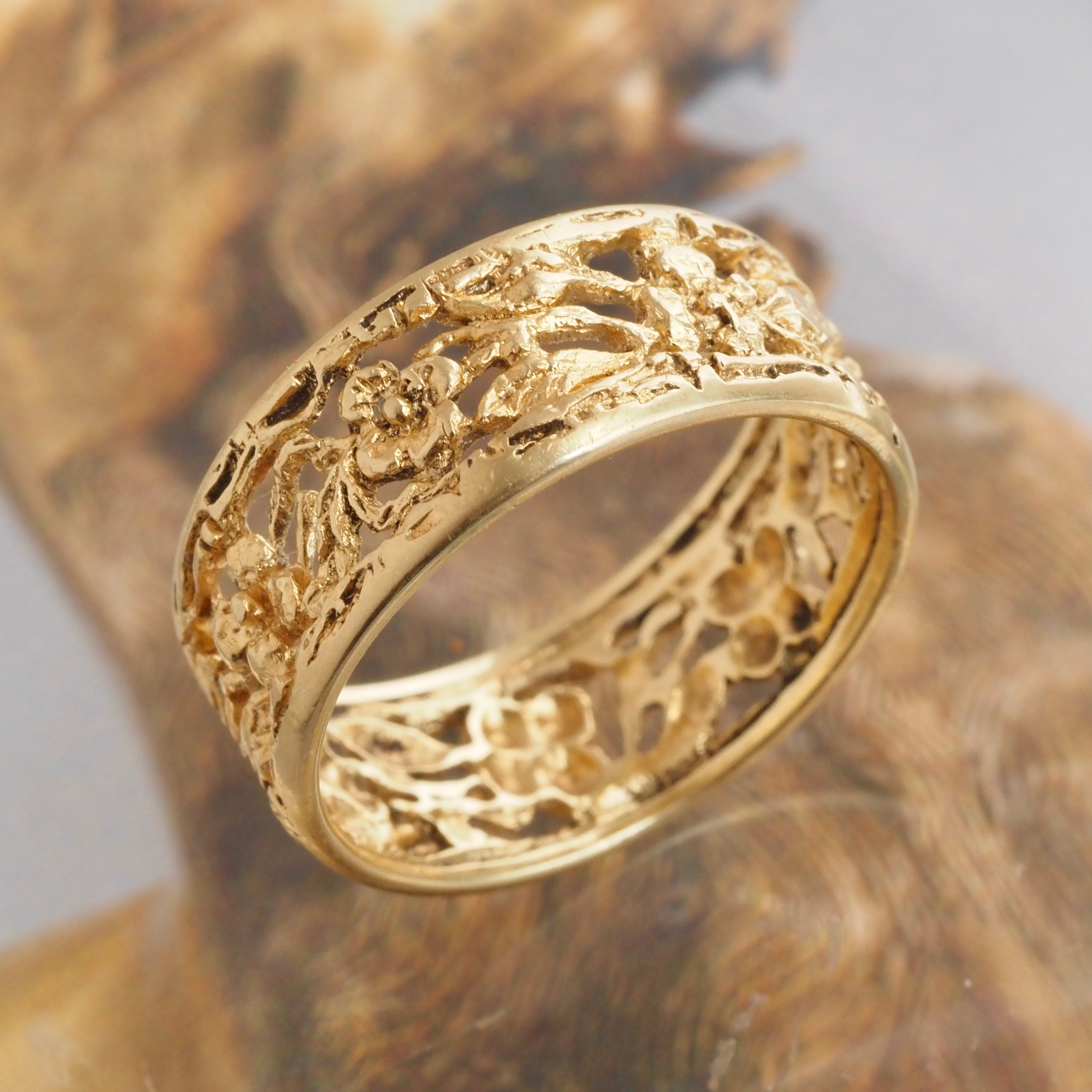 Vintage Floral 18k Gold Band