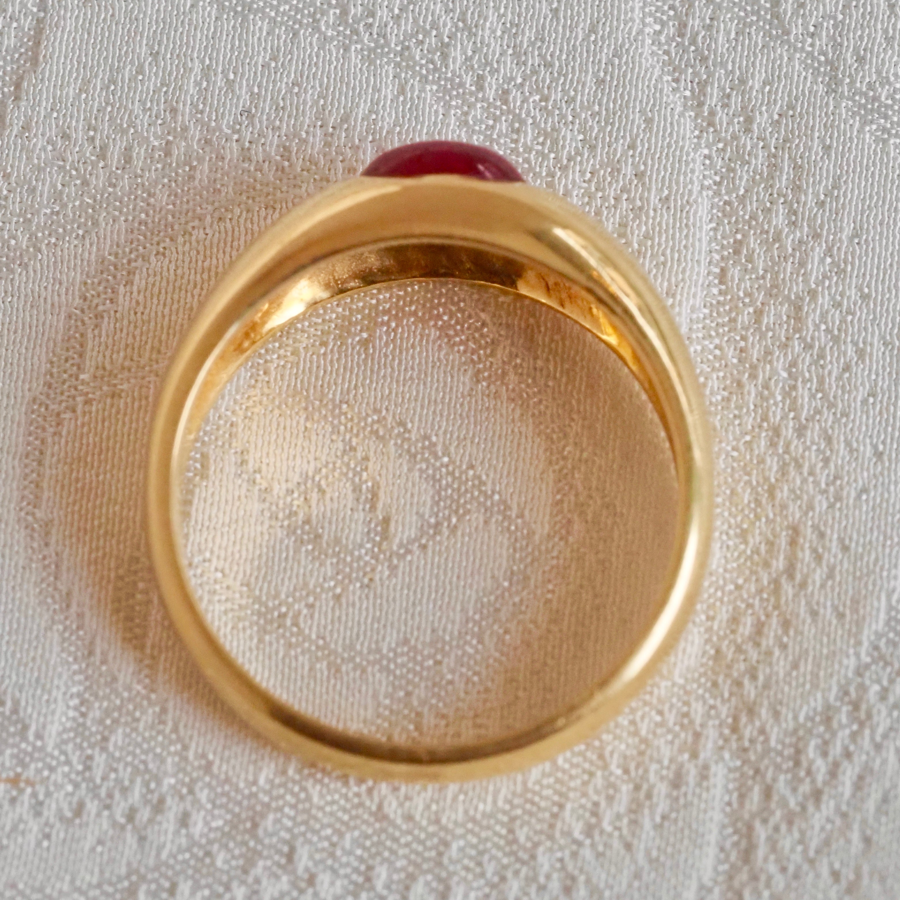 Vintage Ruby Cabochon 18k Gold Dome Ring