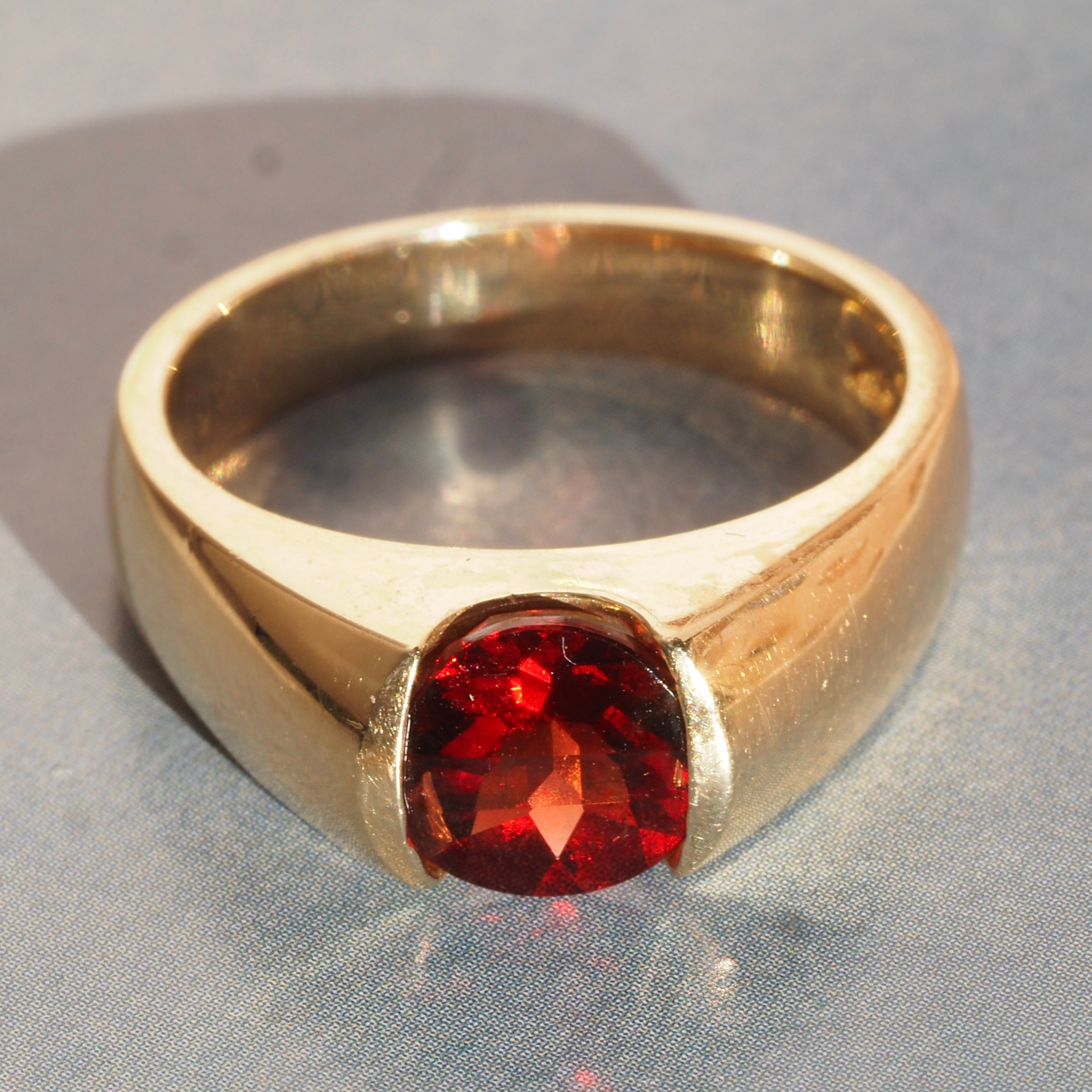 Vintage Buff Cut Garnet 14k Gold Ring