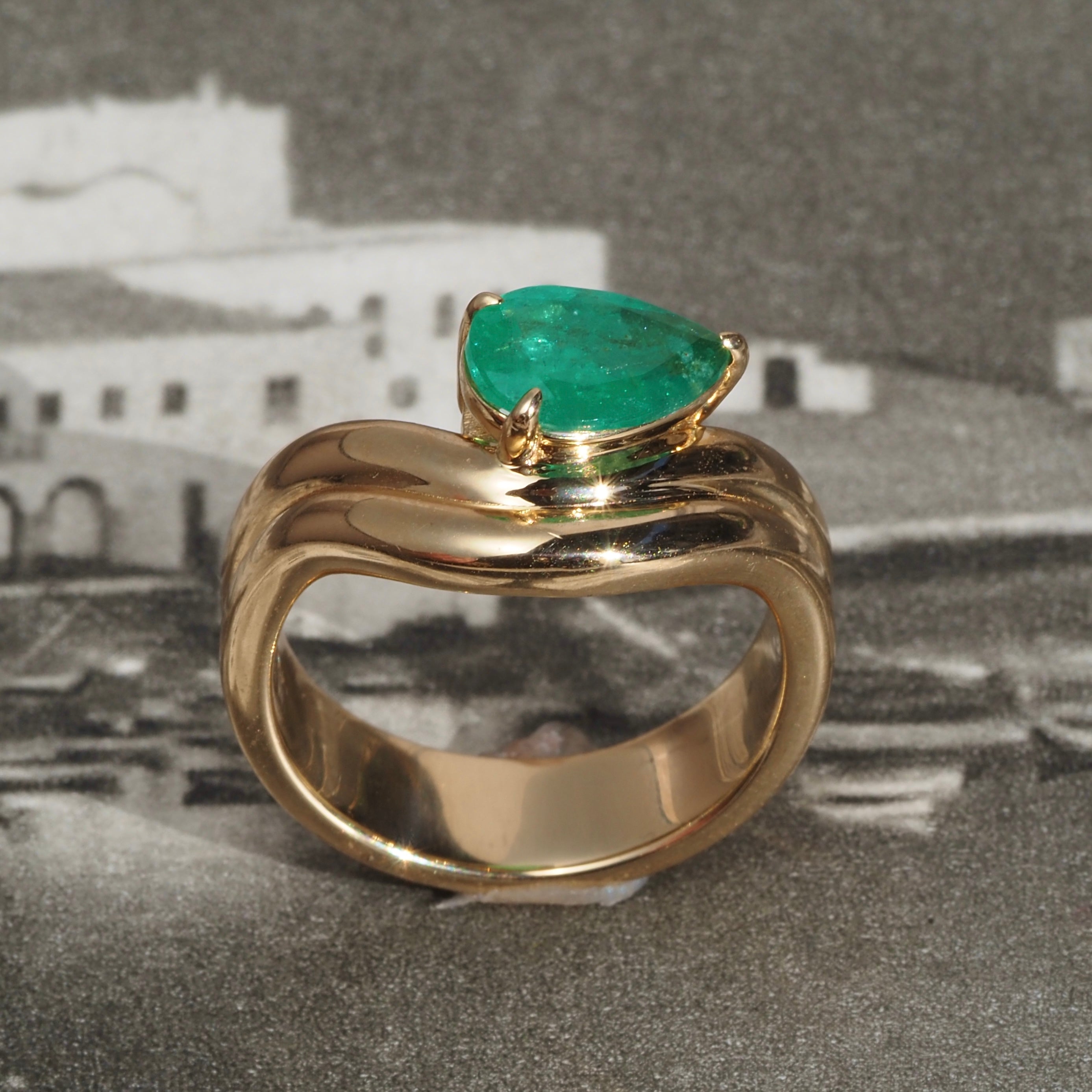 Vintage Modernist Style Pear Cut Emerald 14k Gold Double Wave Ring