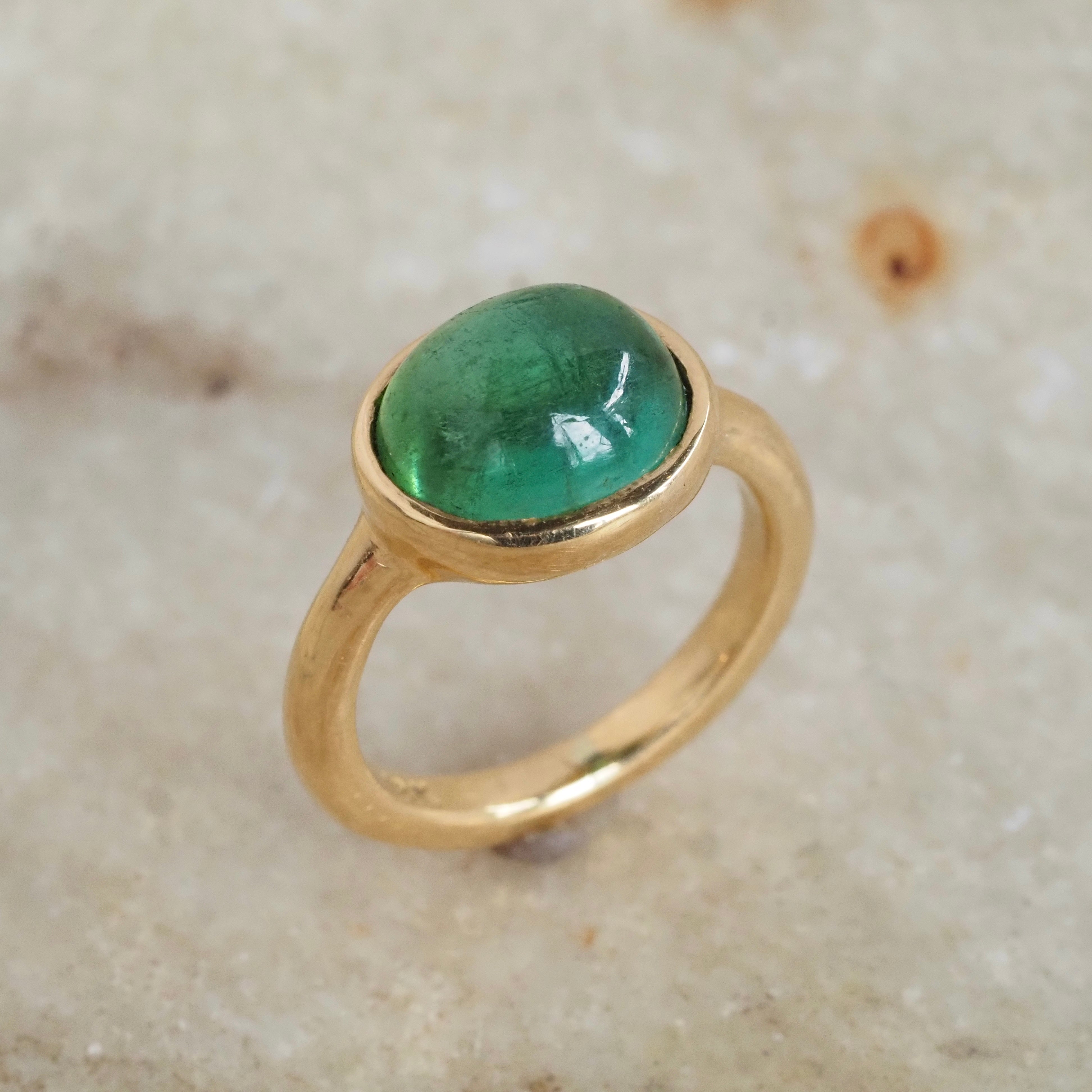 Vintage 18k Gold Green Tourmaline Cabochon Ring