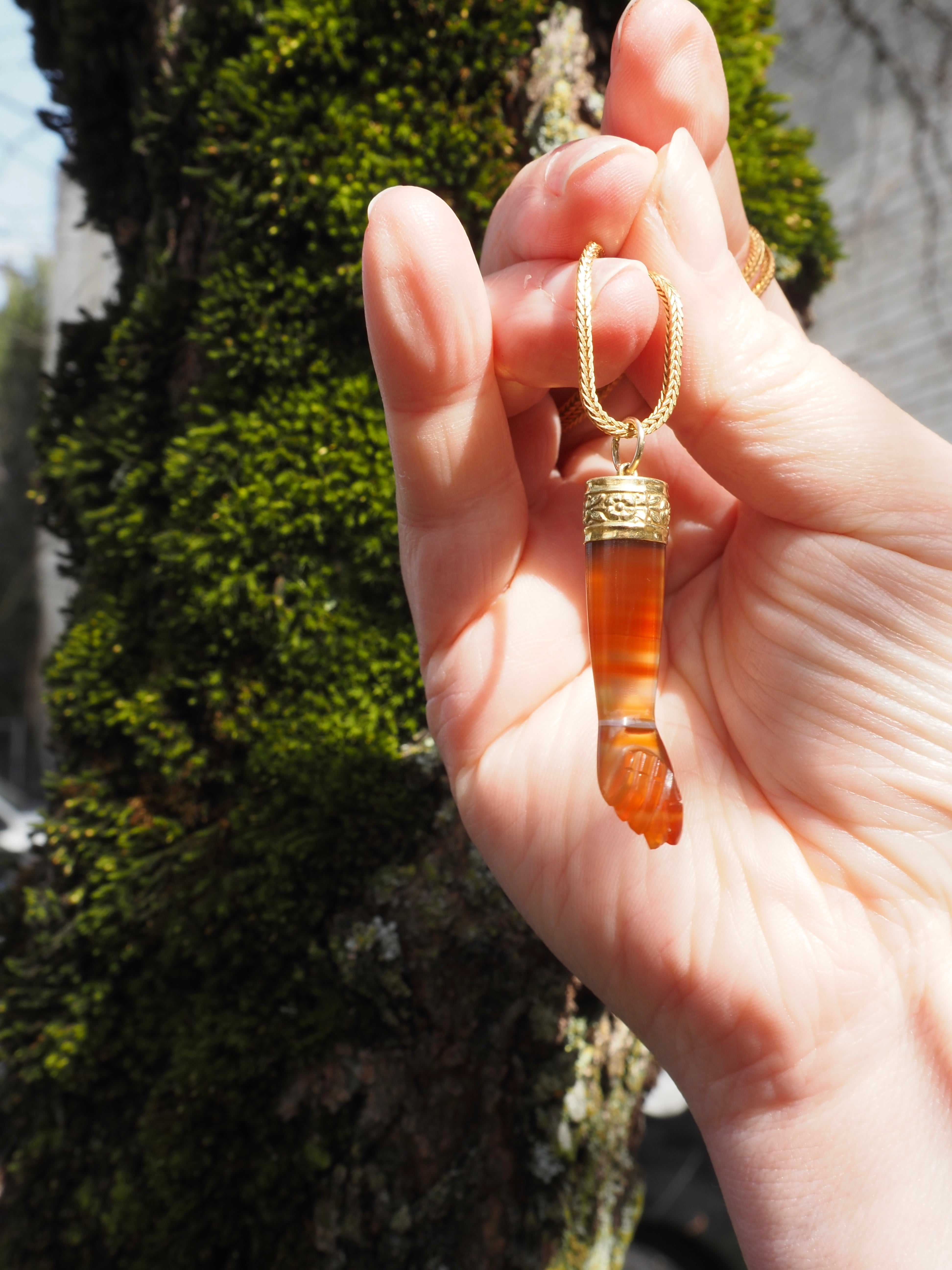 Antique Mano Figa Agate 18k Gold Pendant