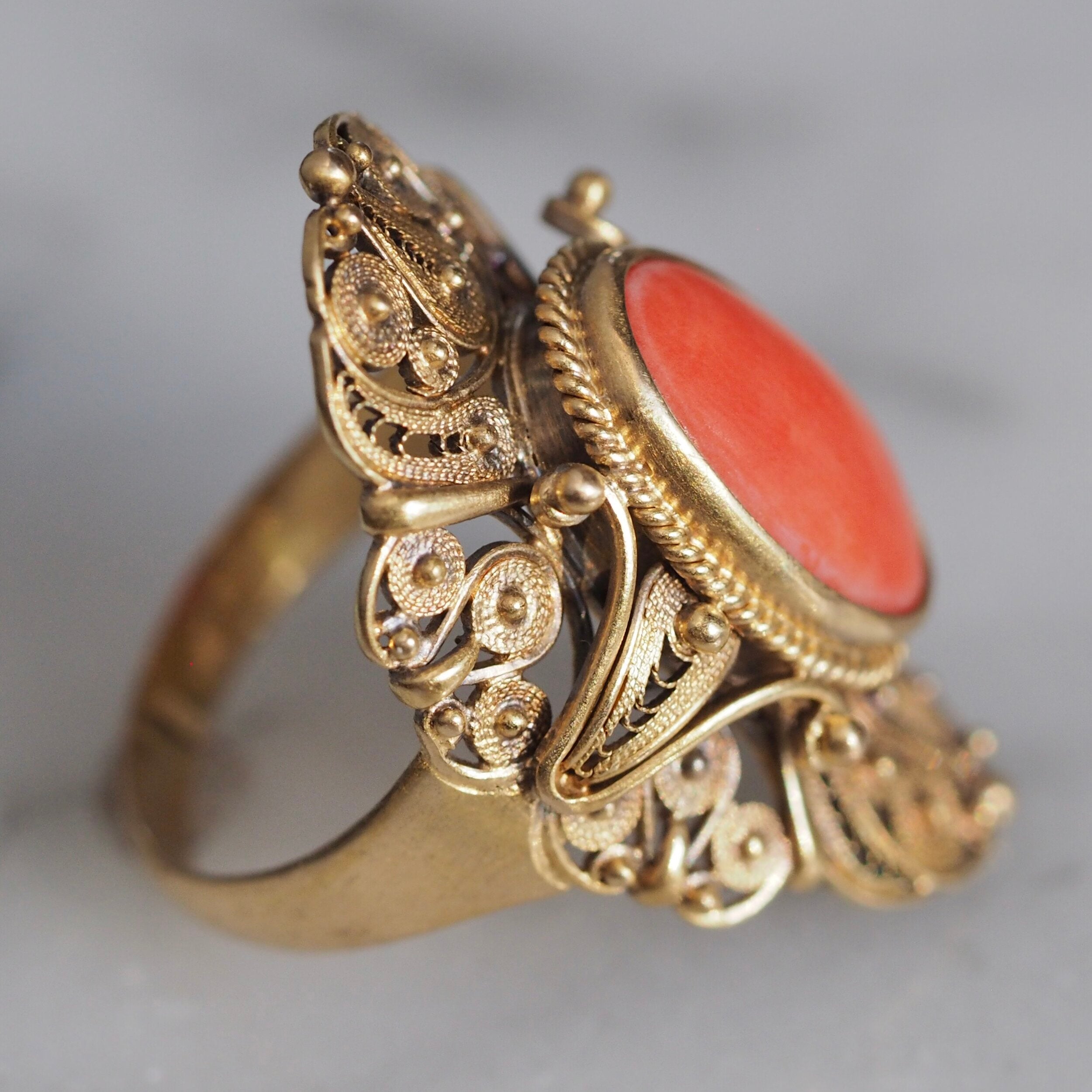 Antique 18k Gold Filigree Coral Ring