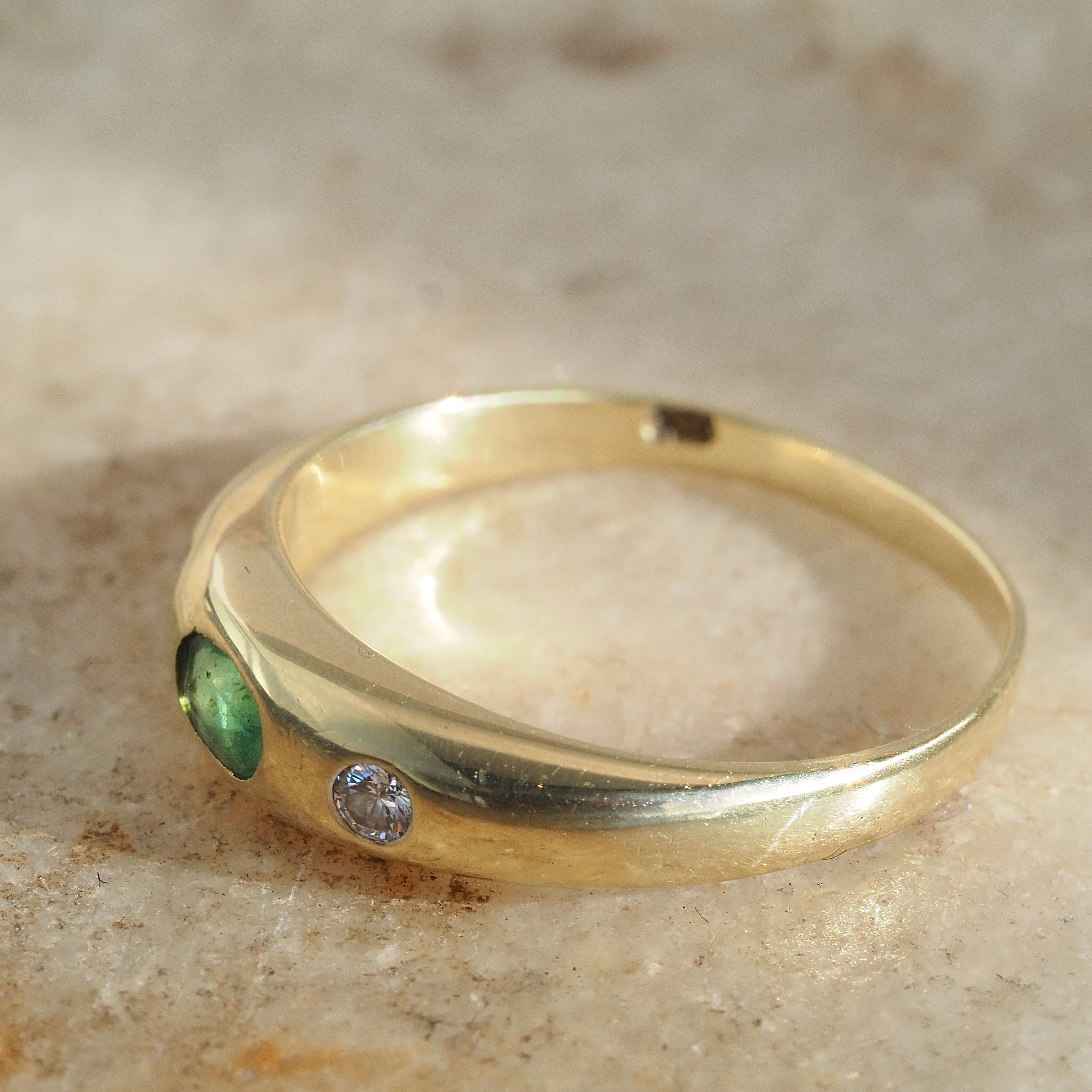 Vintage Emerald Round Brilliant Cut Diamond Flush Set Trilogy 14k Gold Dome Ring