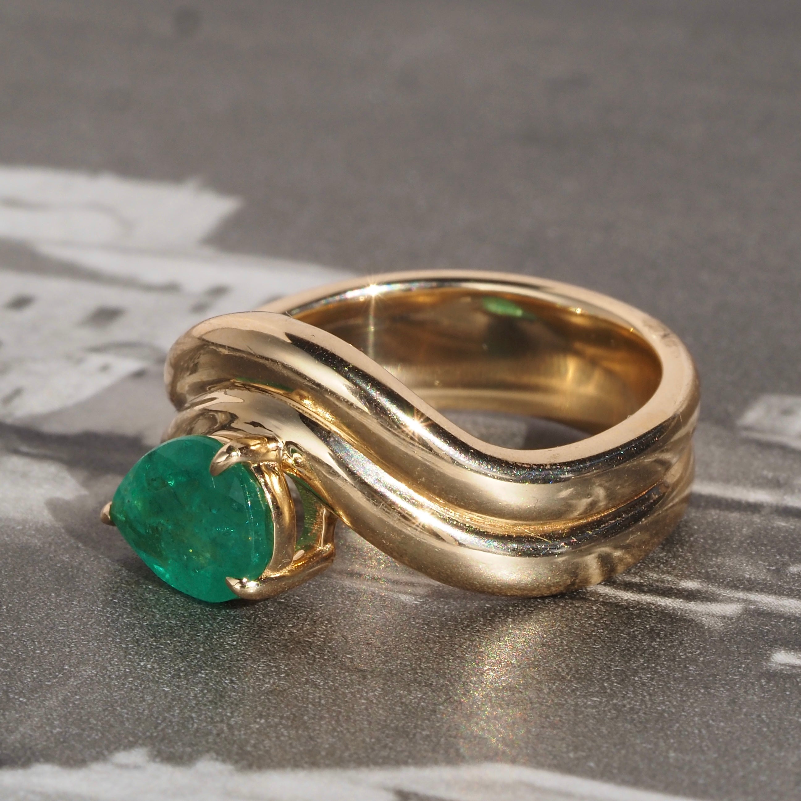 Vintage Modernist Style Pear Cut Emerald 14k Gold Double Wave Ring