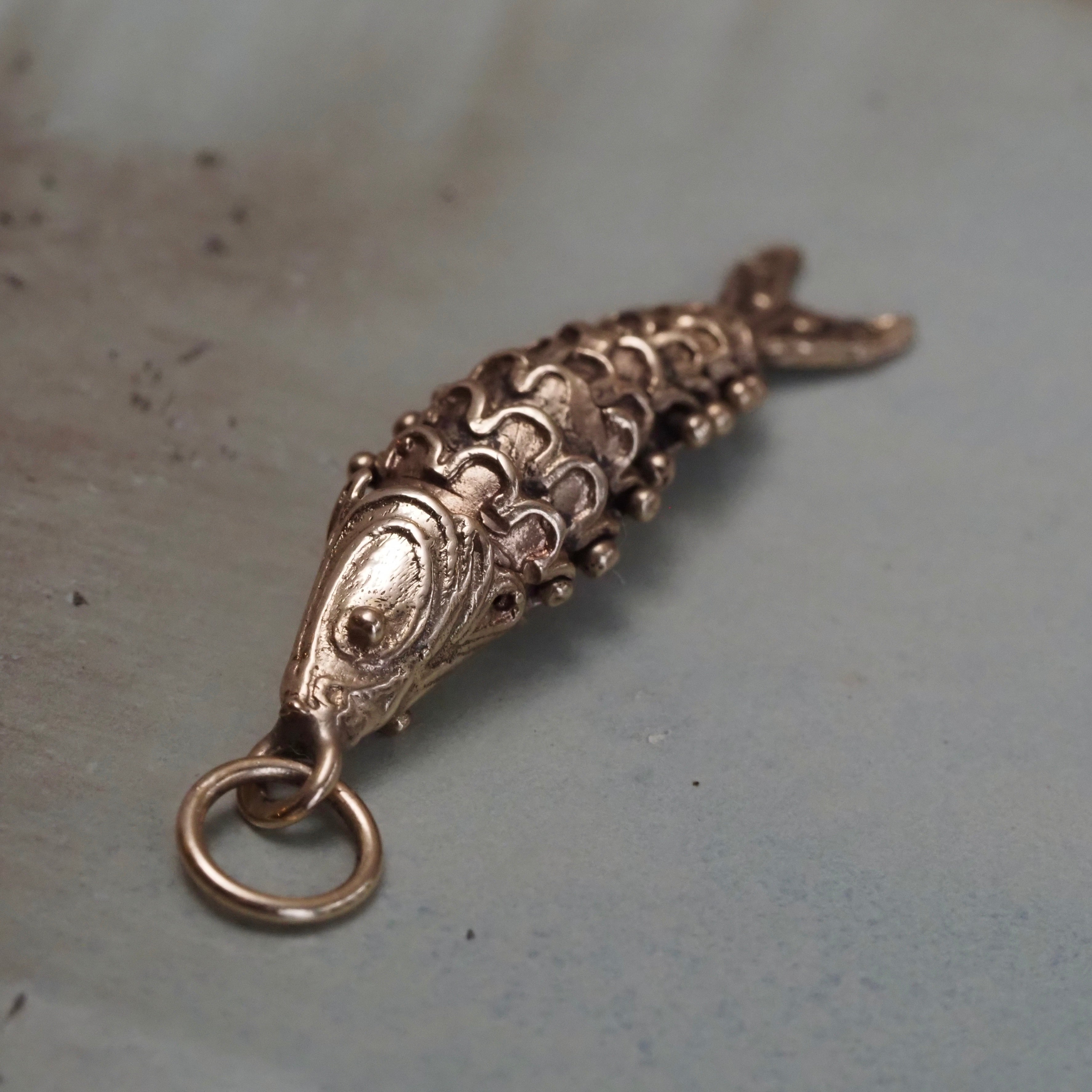 Vintage 14k Gold outlet Articulated Fish 2.88 Grams Intricate Detail