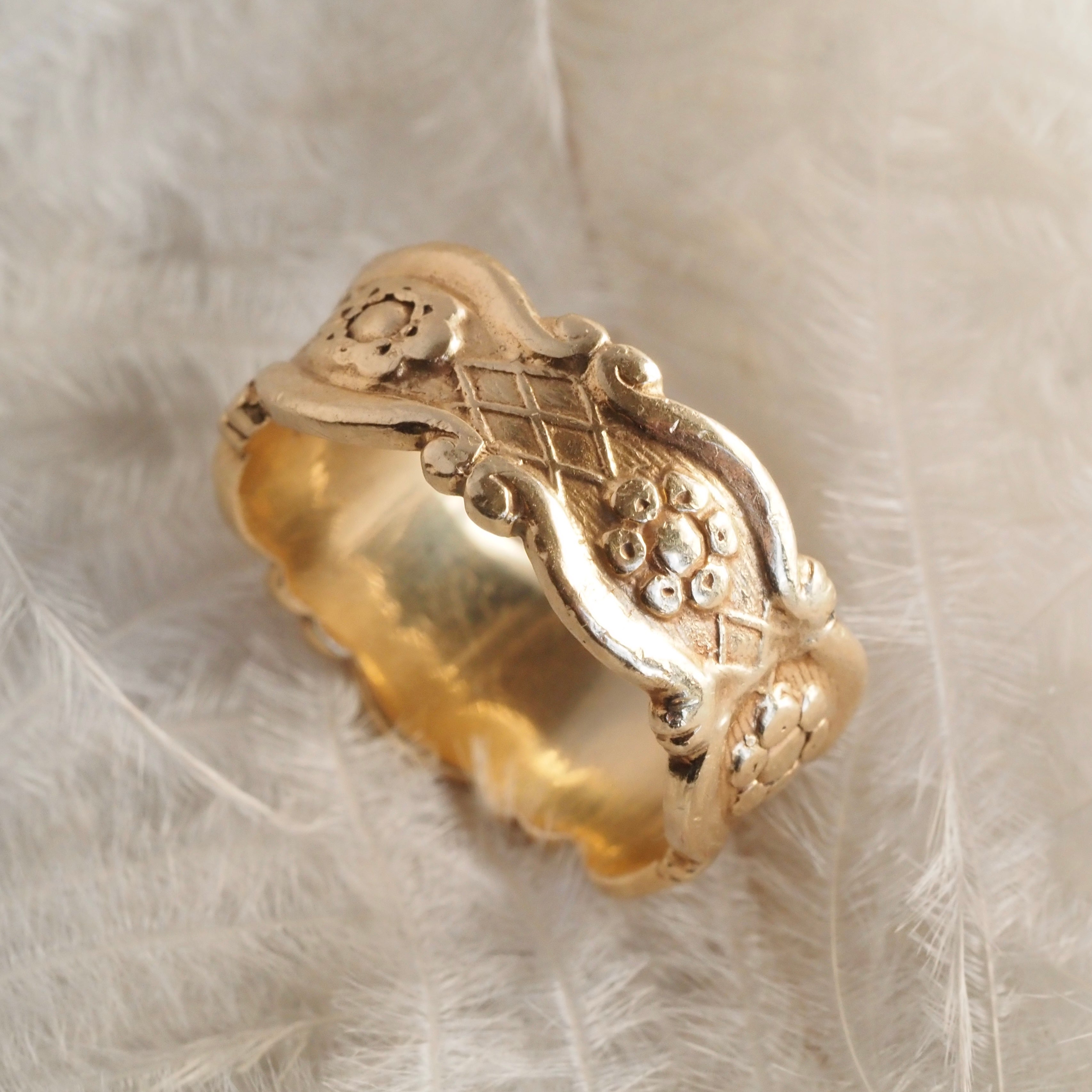 Vintage Floral Banner 14k Gold Band