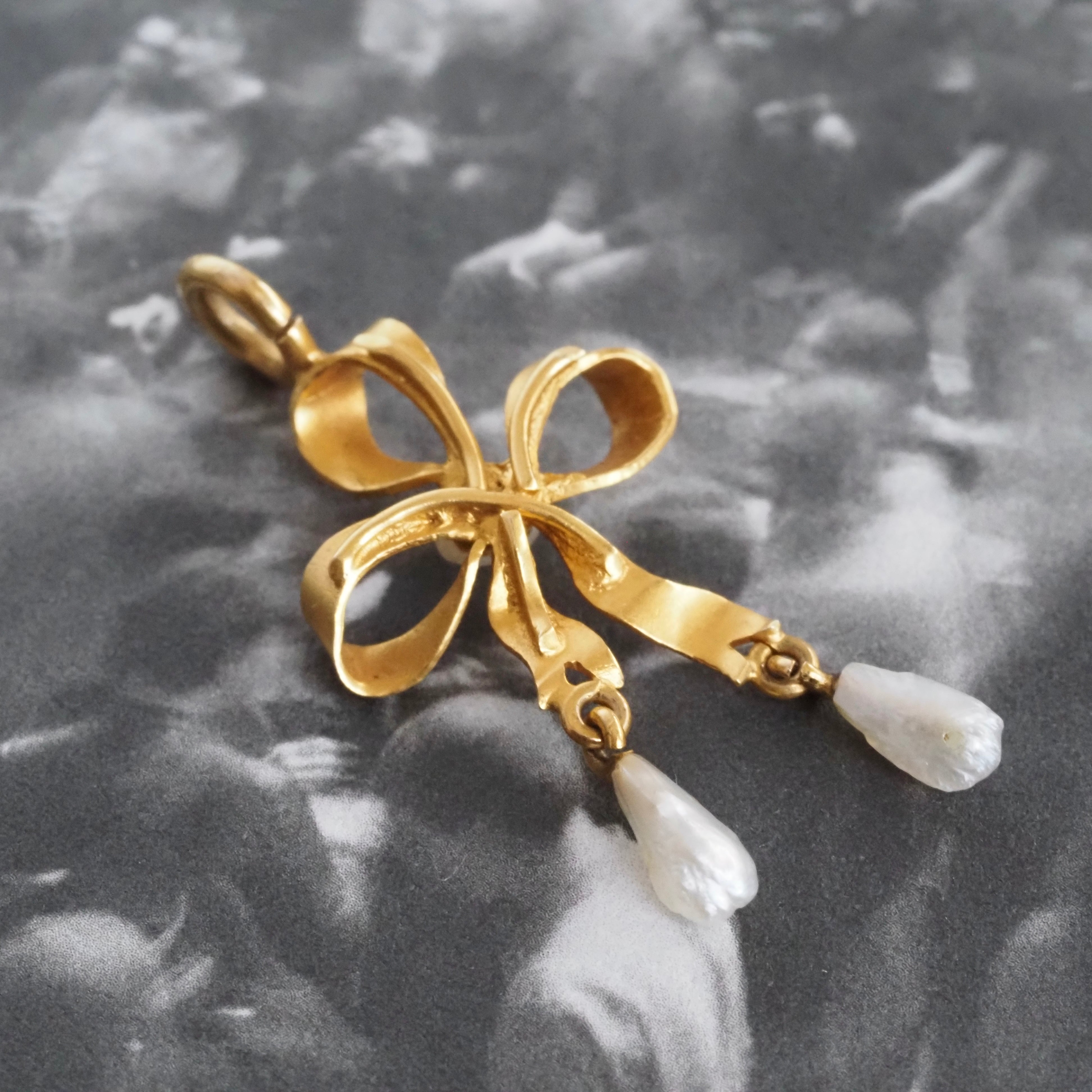 Vintage Pearl 18k Gold Bow Charm Pendant
