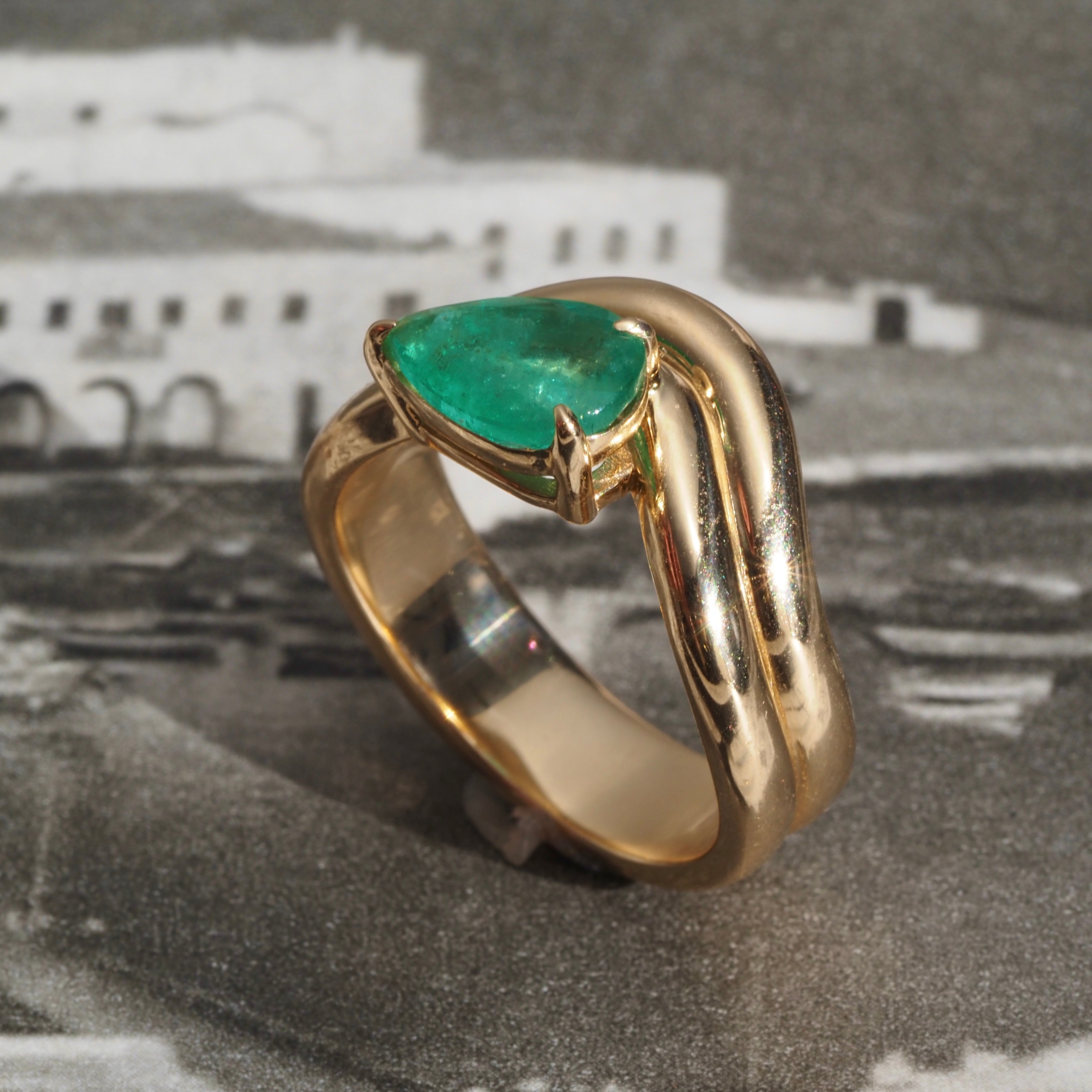 Vintage Modernist Style Pear Cut Emerald 14k Gold Double Wave Ring