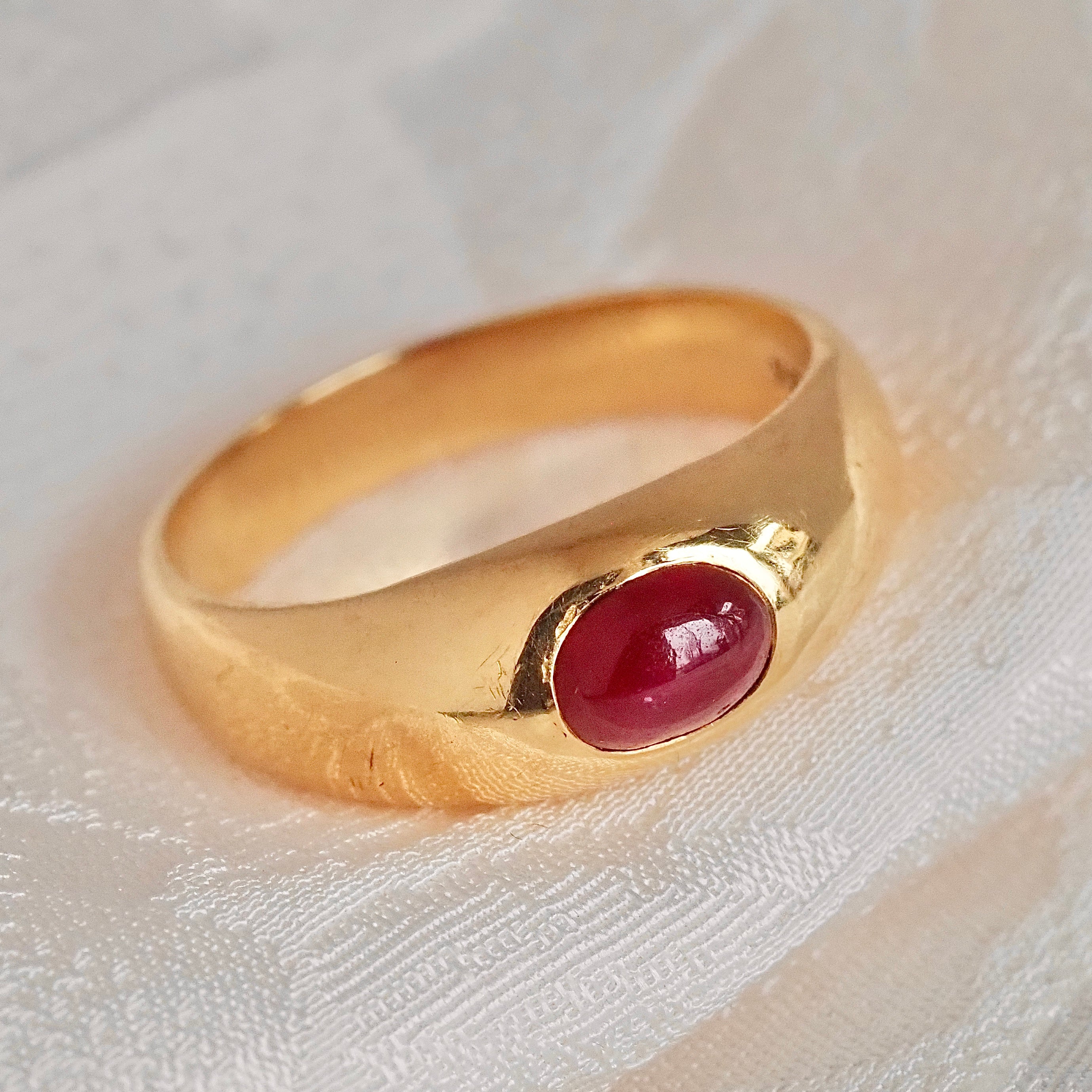 Vintage Ruby Cabochon 18k Gold Dome Ring