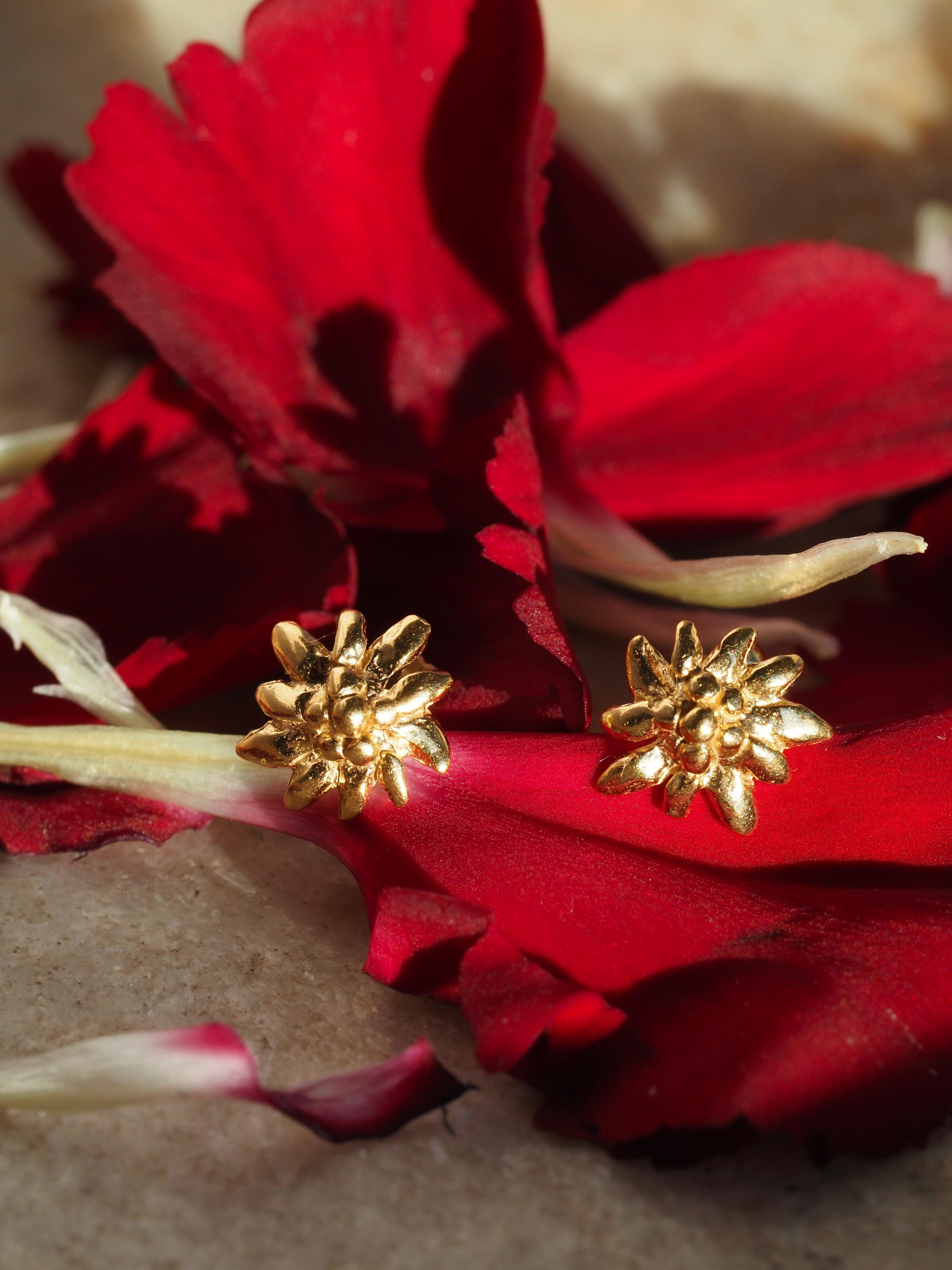 Vintage 18k Gold Flower Studs