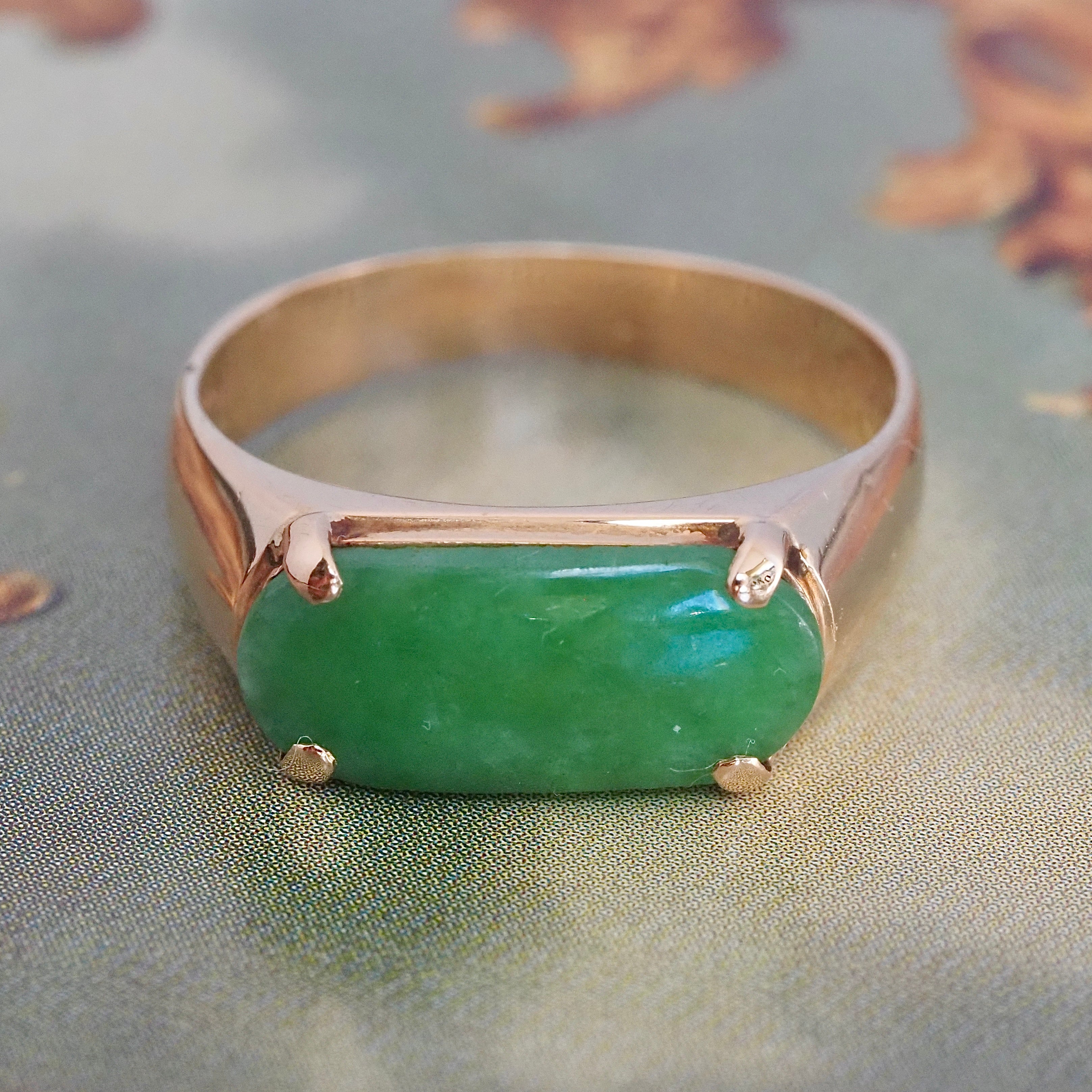 Vintage 18k Gold Jade Saddle Ring