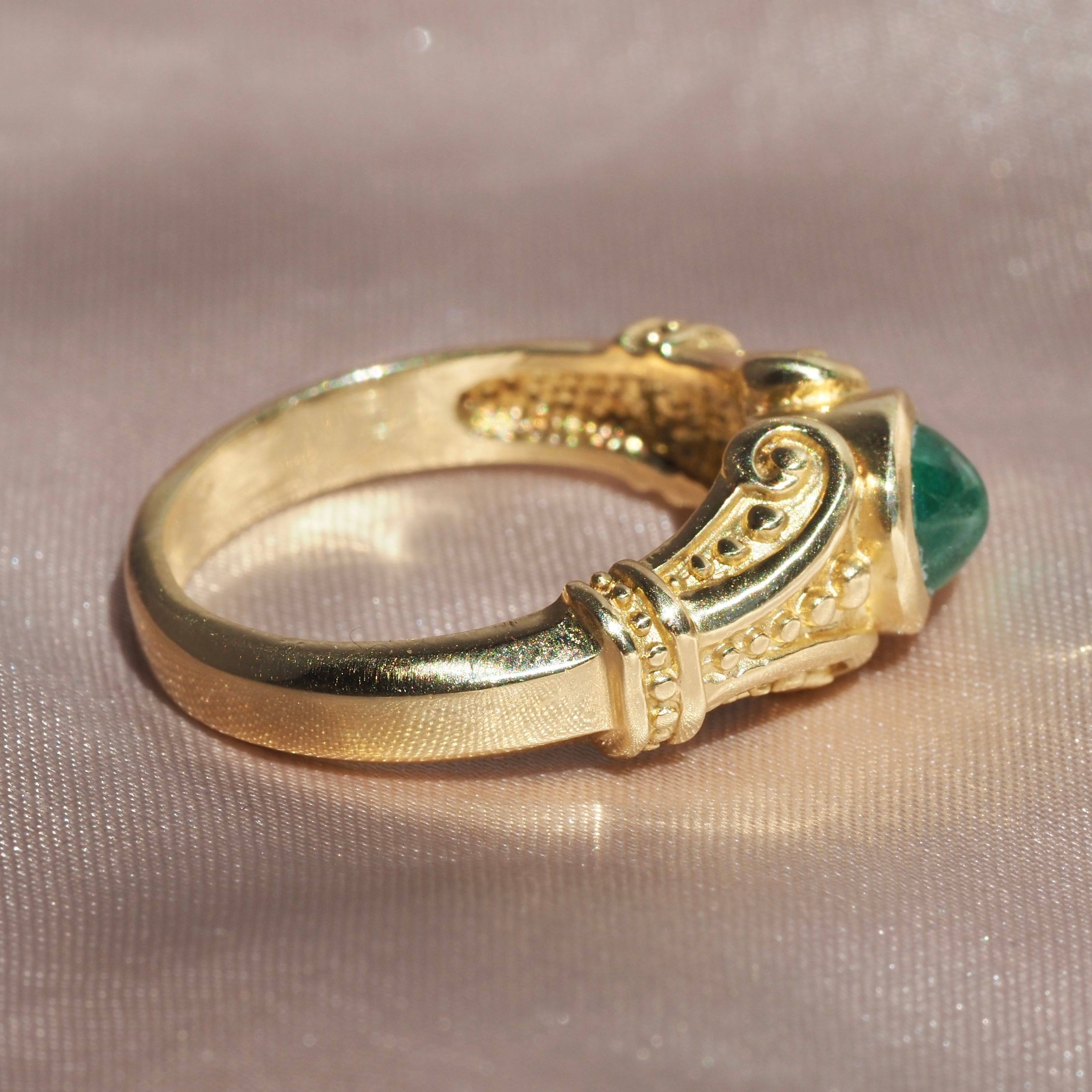 Vintage Etruscan Revival 18k Gold Cabochon Emerald Ring