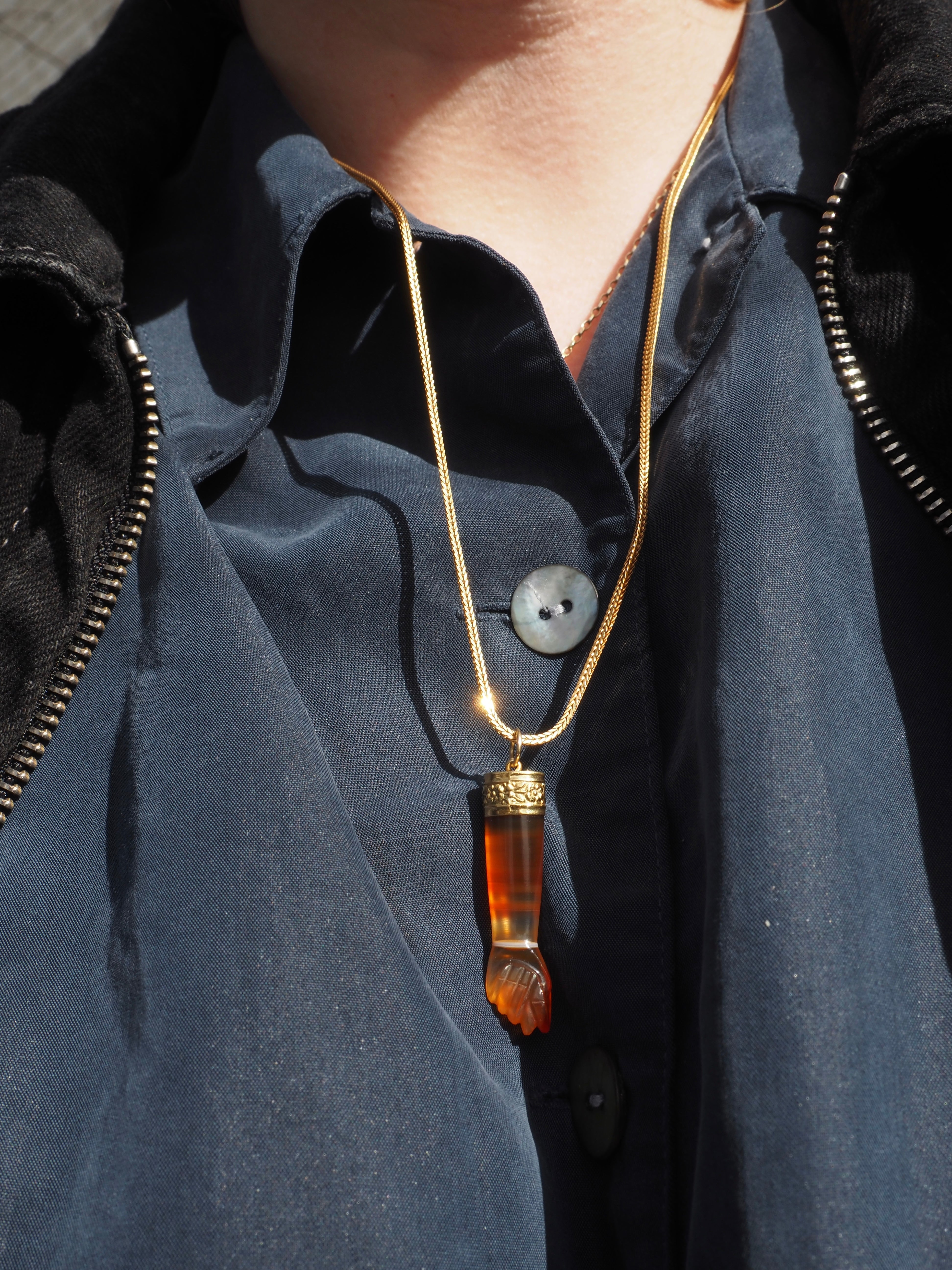 Antique Mano Figa Agate 18k Gold Pendant
