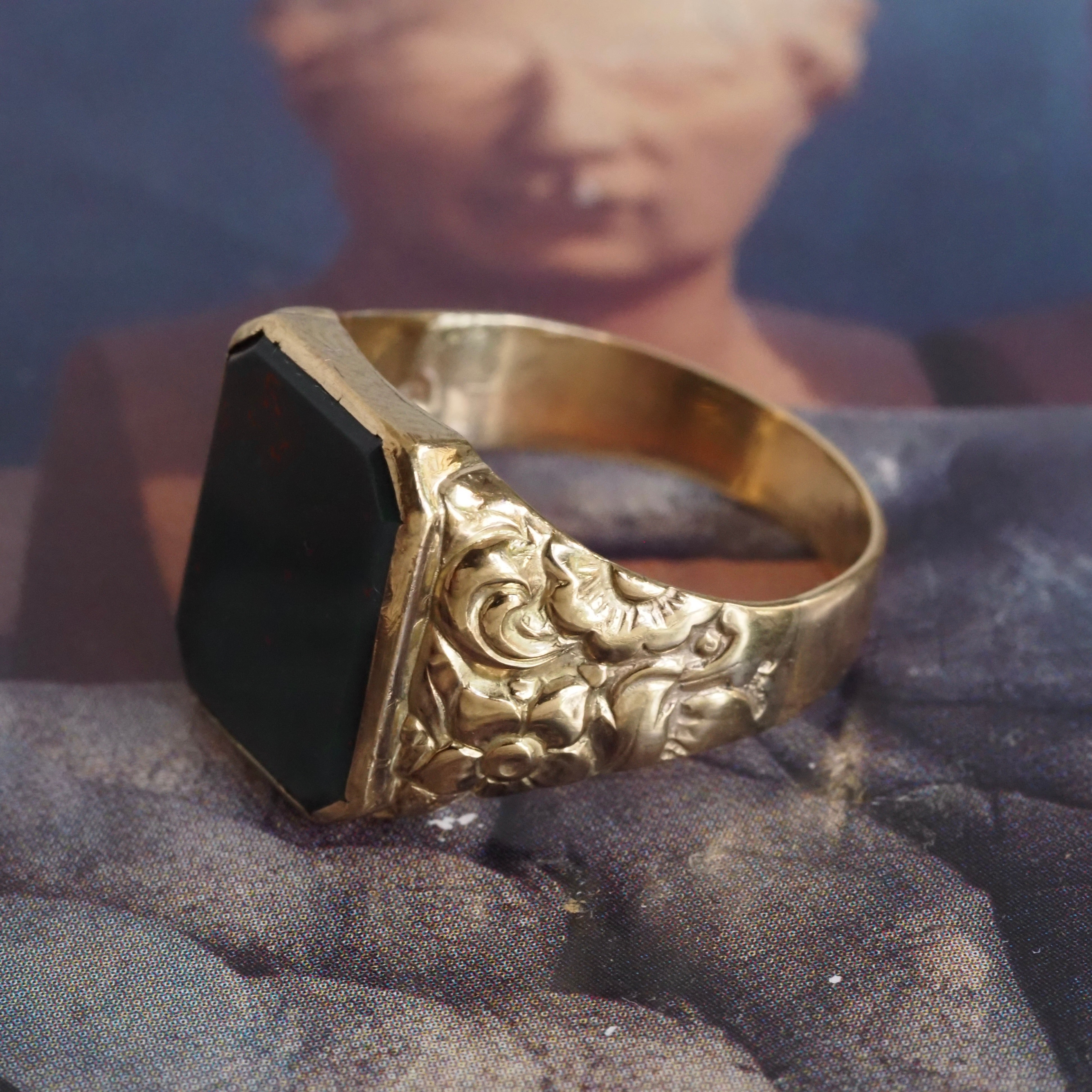 Vintage Bloodstone Floral 8k Gold Signet Ring