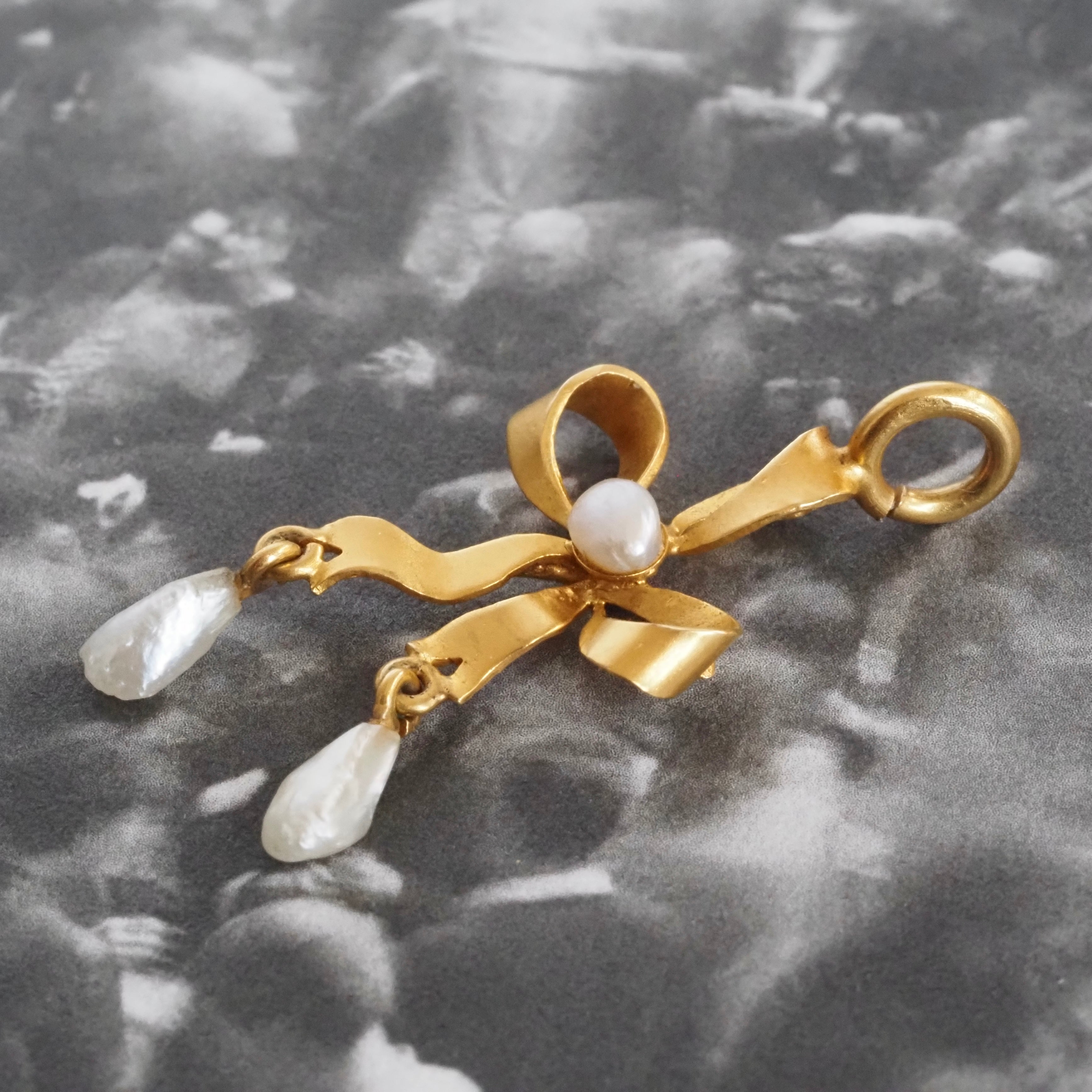 Vintage Pearl 18k Gold Bow Charm Pendant