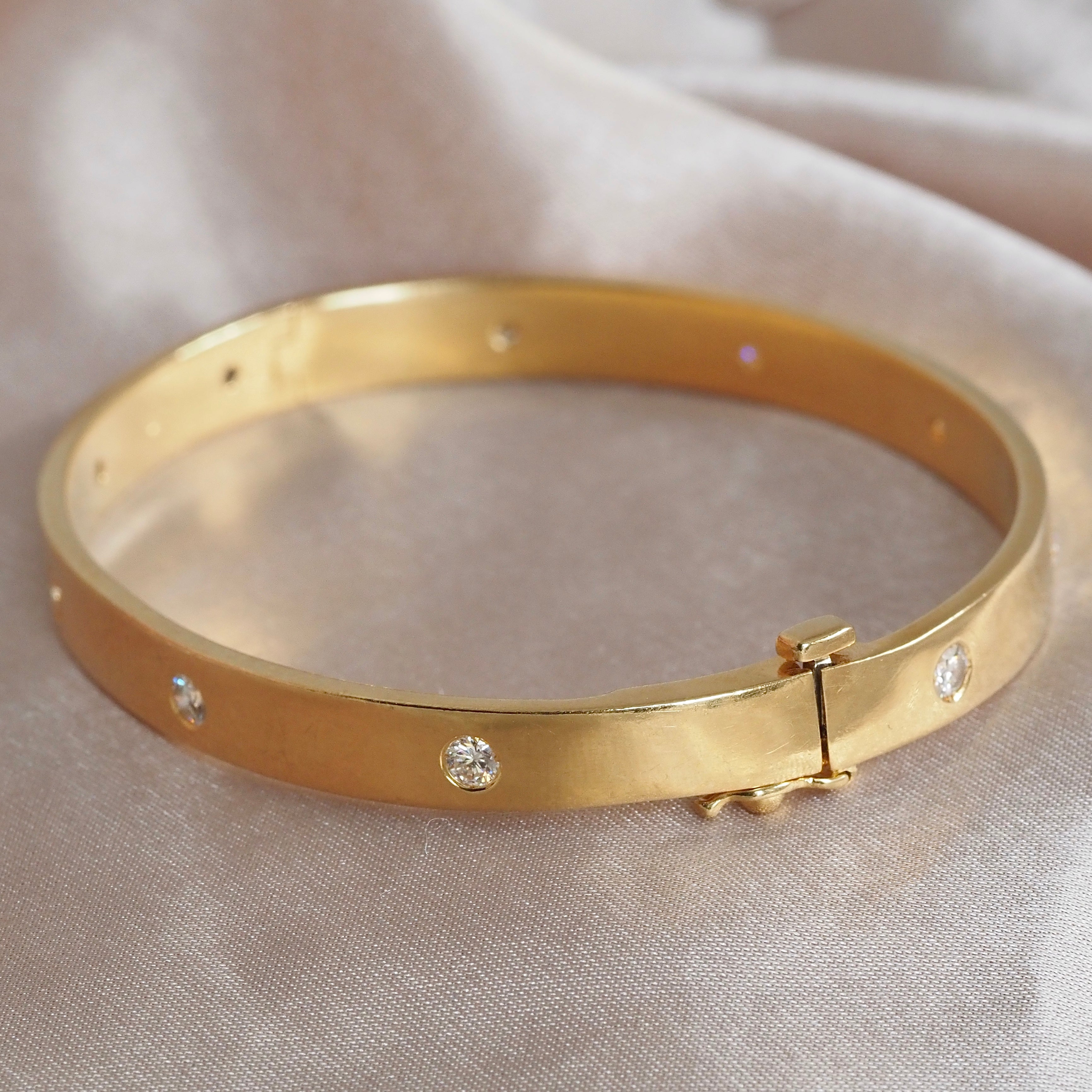 Vintage 18k Gold Diamond Oval Hinged Bangle